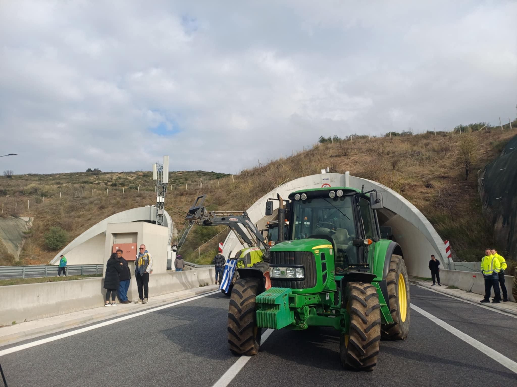 «Έκοψαν την Ελλάδα στα δύο»οι αγρότες που απέκλεισαν το μεσημέρι τις σήραγγες των Τεμπών (ΦΩΤΟ+video)