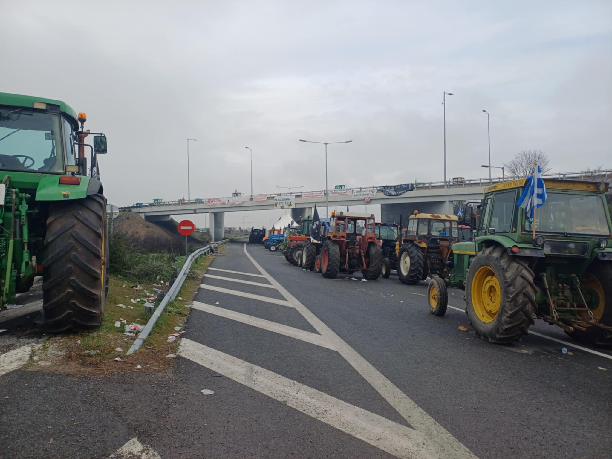 Κόντρα αστυνομίας αγροτών στο μπλόκο Νίκαιας για την ασφαλεια στη διέλευση των οχημάτων (ΦΩΤΟ)