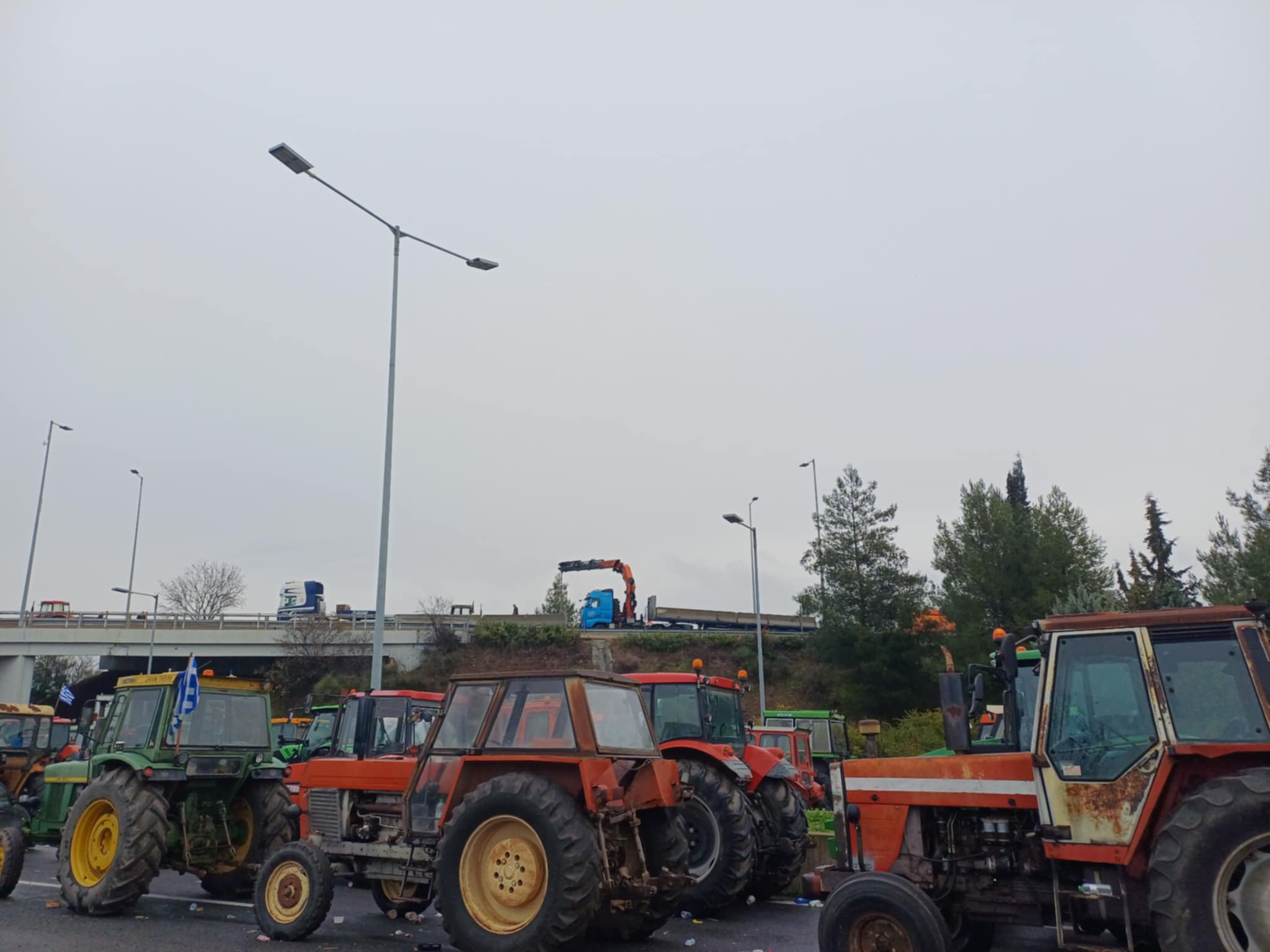 Γερανός τοπθτεί τσιμεντένια στηθαία δίπλα στα τρακτερ στον κόμβο της Νίκαιας για την ασφαλή διέλευση (ΦΩΤΟ)