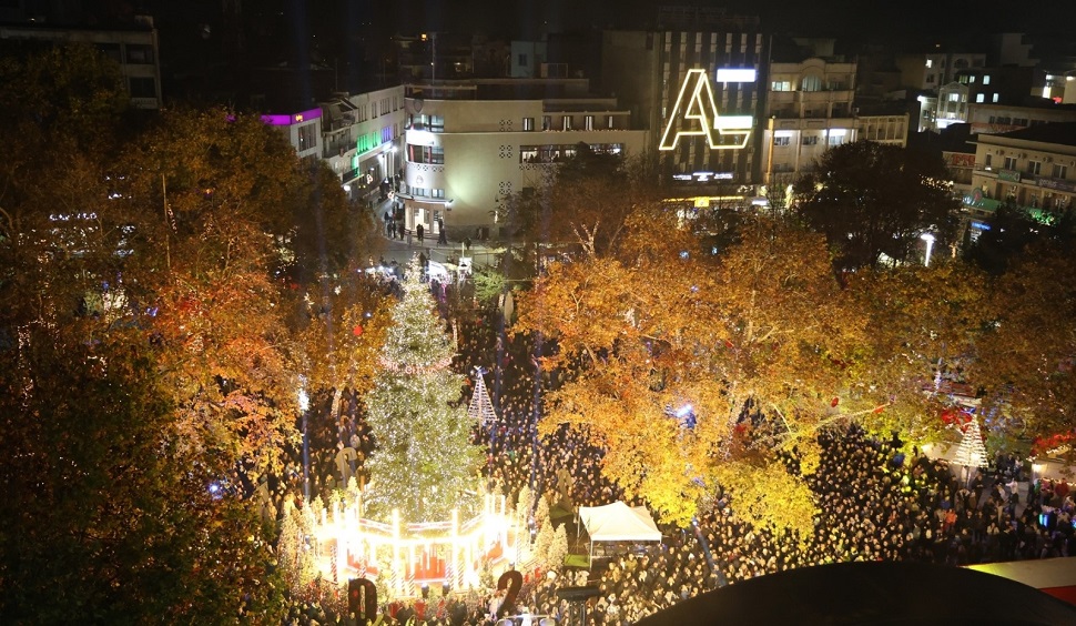 Με drone show και χριστουγεννιάτικες μελωδίες γιόρτασε η Λάρισα την παραμονή Χριστουγέννων (ΦΩΤΟ+βίντεο)