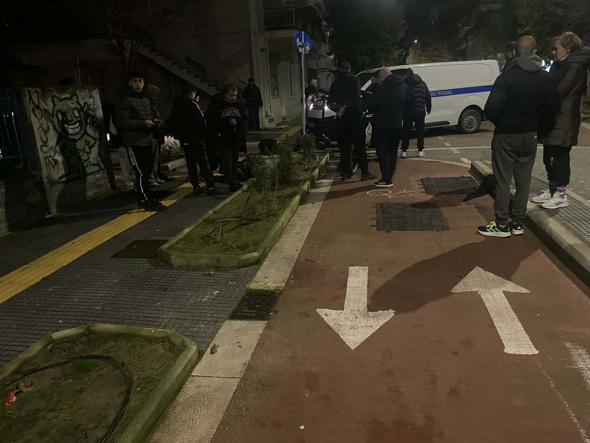 Λάρισα: Τραυματίστηκε  νεαρός με πατίνι στο κεφάλι έπειτα από σύγκρουση με μηχανάκι στην Ιουστιιανού (ΦΩΤΟ)