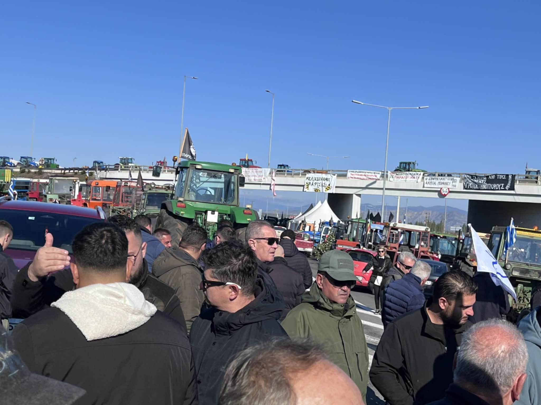 Αποφάσισαν κλιμάκωση κινητοποιήσεων στο μπλόκο της Νίκαιας, έκλισαν την αερογέφυρα- αύριο ανοίγουν τα διόδια στο Μακρυχώρι