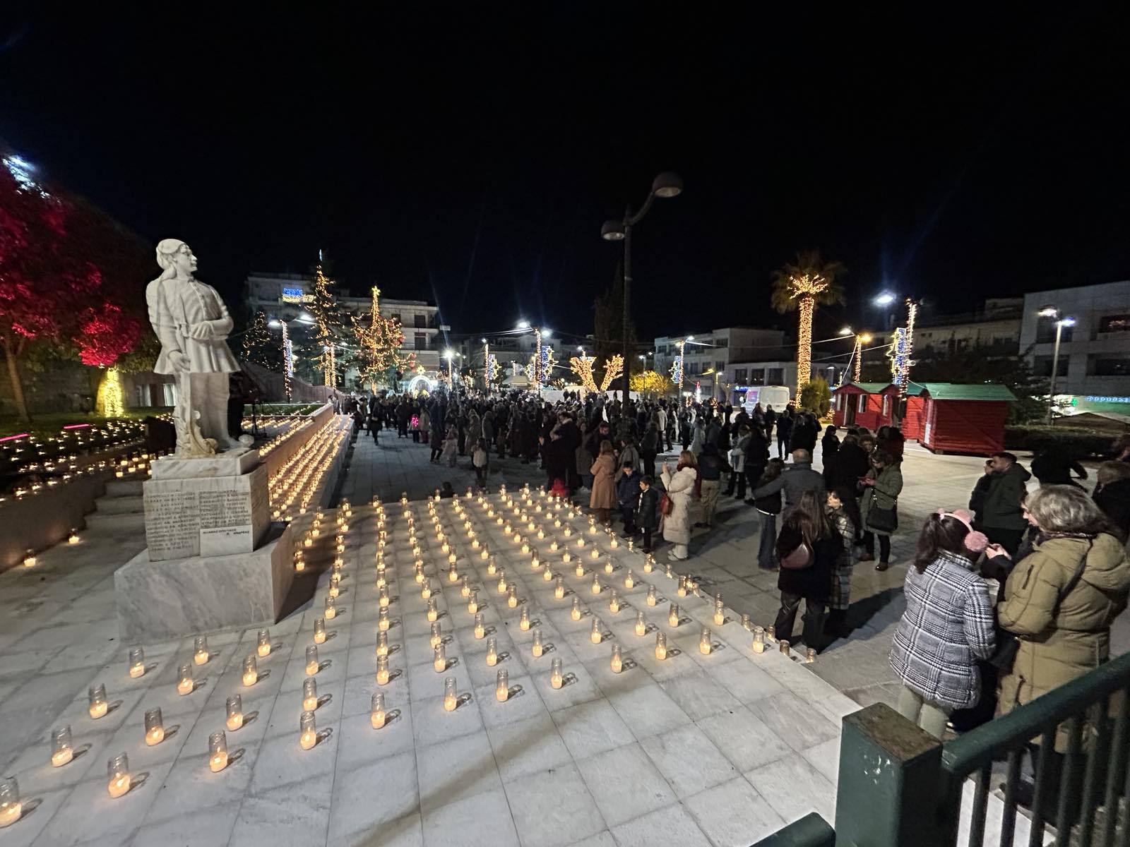 Τα Φάρσαλα πλημμύρισαν φως και κόσμο στη «Νύχτα των Κεριών» (ΦΩΤΟ)