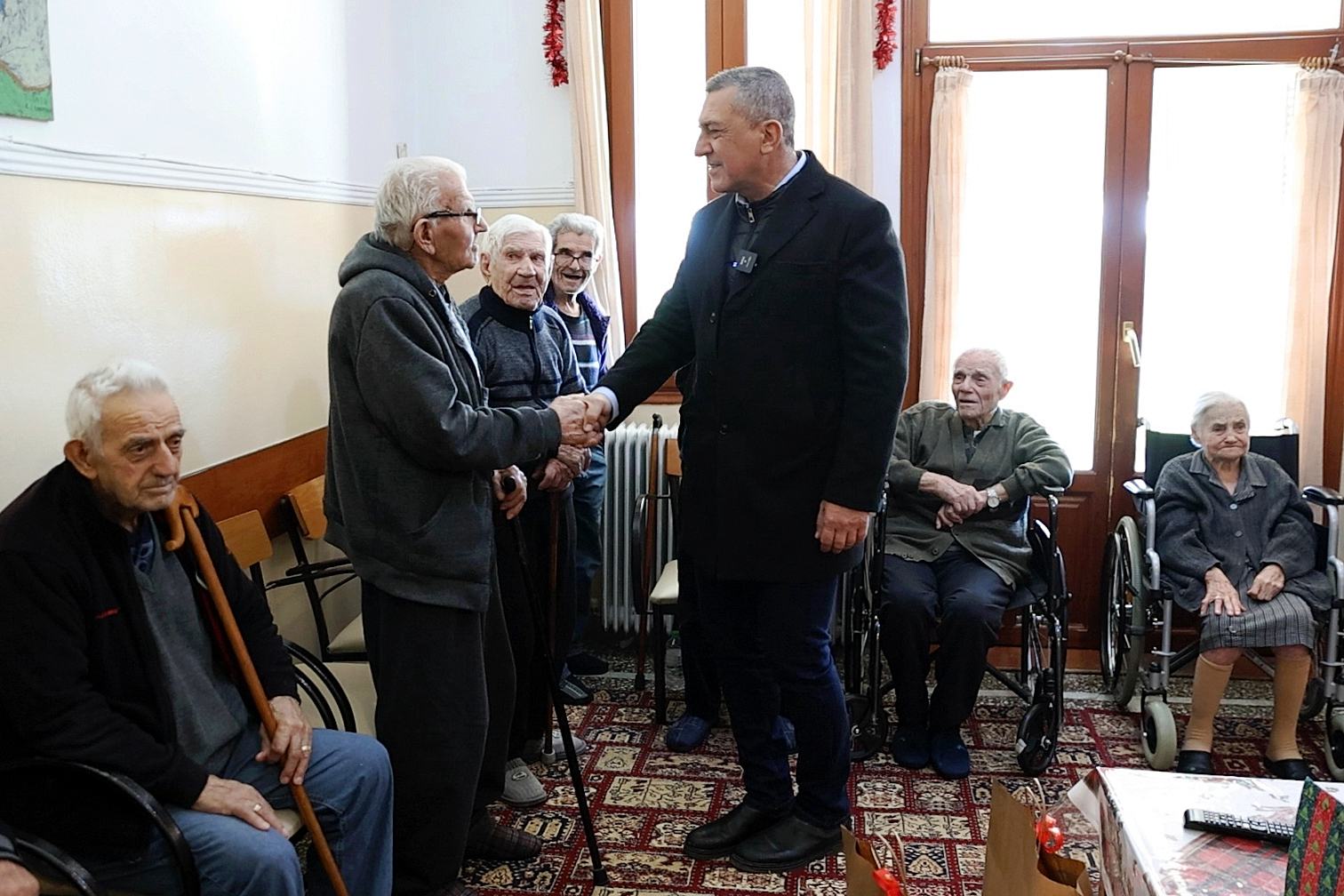 Επίσκεψη του Περιφερειάρχη Θεσσαλίας Δημήτρη Κουρέτα στο Εκκλησιαστικό Γηροκομείο «Άγιος Νικόλαος» στα Μεγάλα Καλύβια