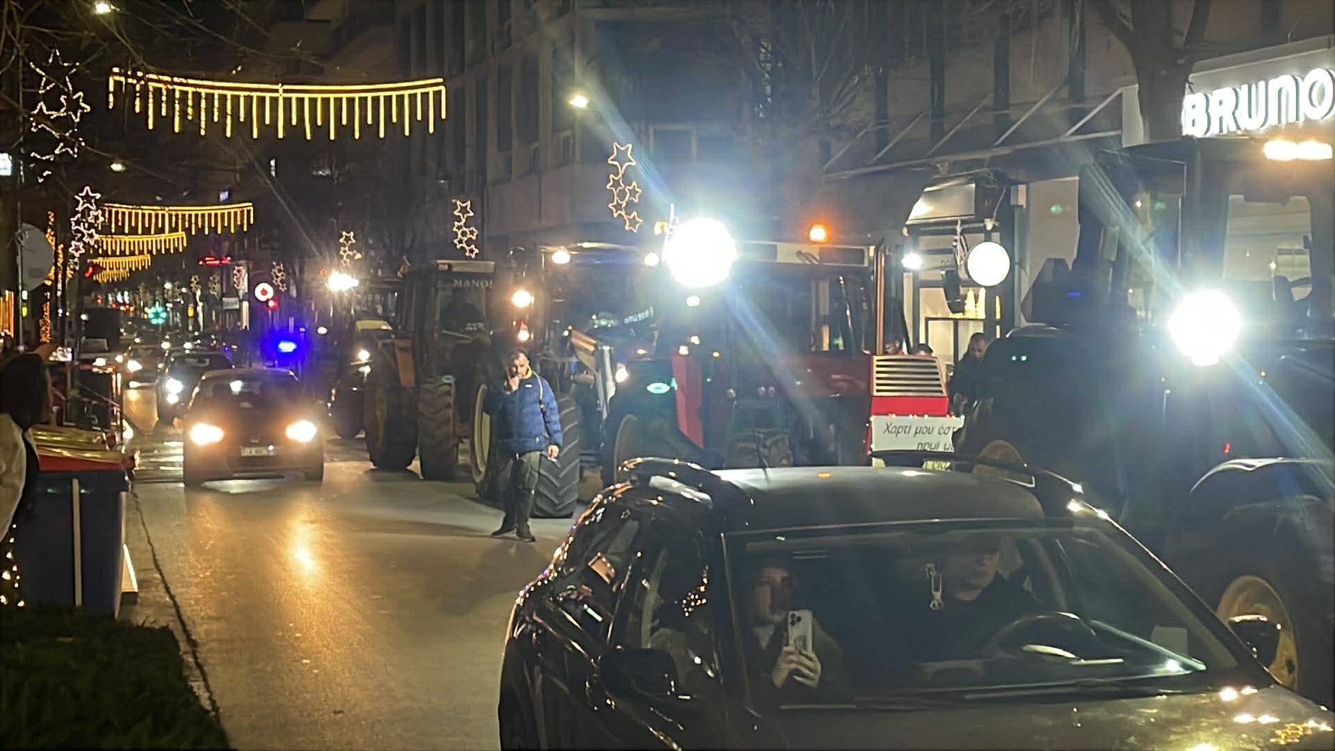 Νέα ...απόβαση τρακτέρ στην κεντρική πλατεία της Λάρισας από το μπλόκο Νίκαιας (ΦΩΤΟ)