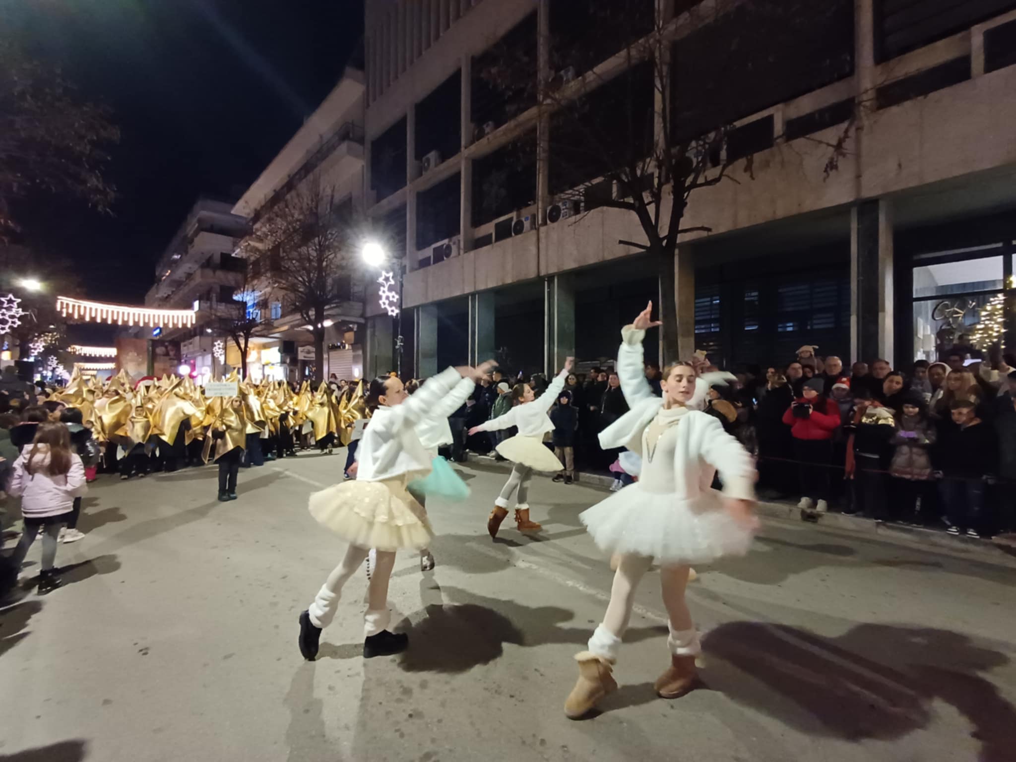 Φαντασμαγορικό θέαμα στη Χριστουγεννιάτικη παρέλαση της Λάρισας (ΦΩΤΟ) -Ζωντανη μετάδοση από Θεσσαλία TV