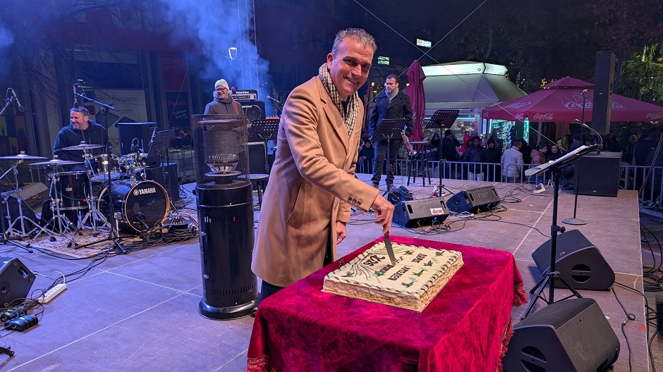 Λαμπερή υποδοχή για το 2026 από τον Δήμο Λαρισαίων με πυροτεχνηματα και συναυλία του Δώρου Δημοσθένους (ΦΩΤΟ+video)