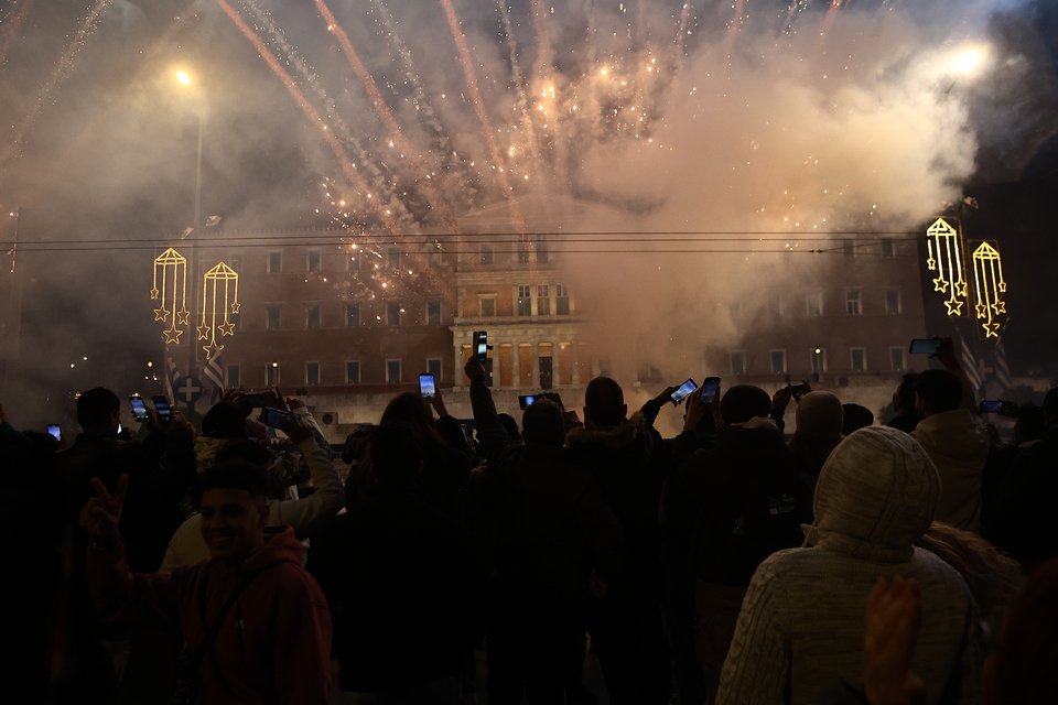 Η Ελλάδα υποδέχτηκε το 2026 με εκδηλώσεις από άκρη σε άκρη της χώρας -live ap;o to S;yntagma