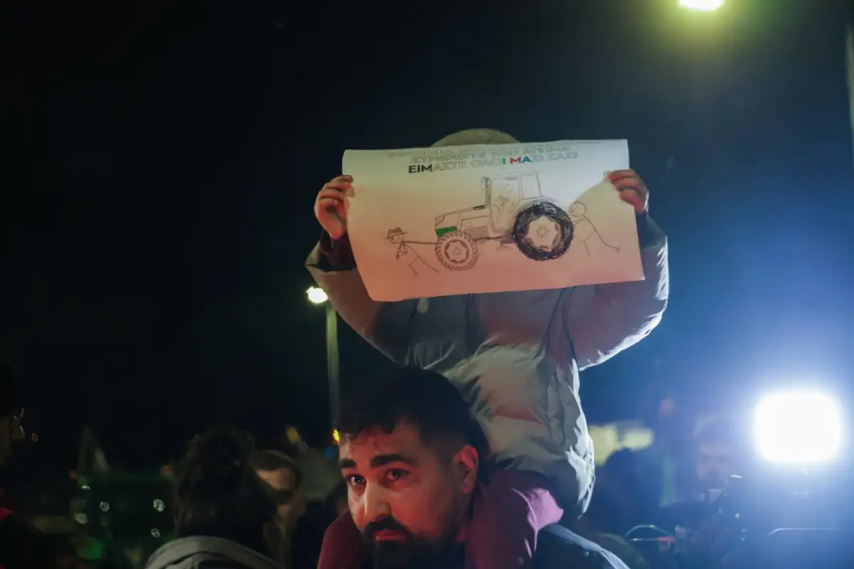 Ρεβεγιόν στους δρόμους για τους αγρότες: Στο μπλόκο της Νίκαιας έστησαν σούβλες με ζεστό κρασί και ζωντανή μουσική (ΦΩTO)