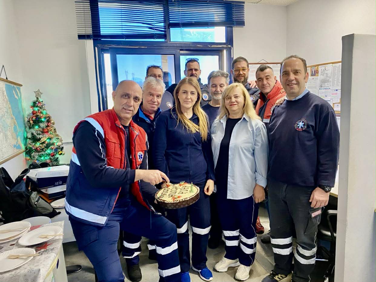 Έκοψαν την πρωτοχρονιάτικη πίτα τους οι εργαζόενοι βα΄ρδιας του ΕΚΑΒ στη Λάρισα (ΦΩΤΟ)