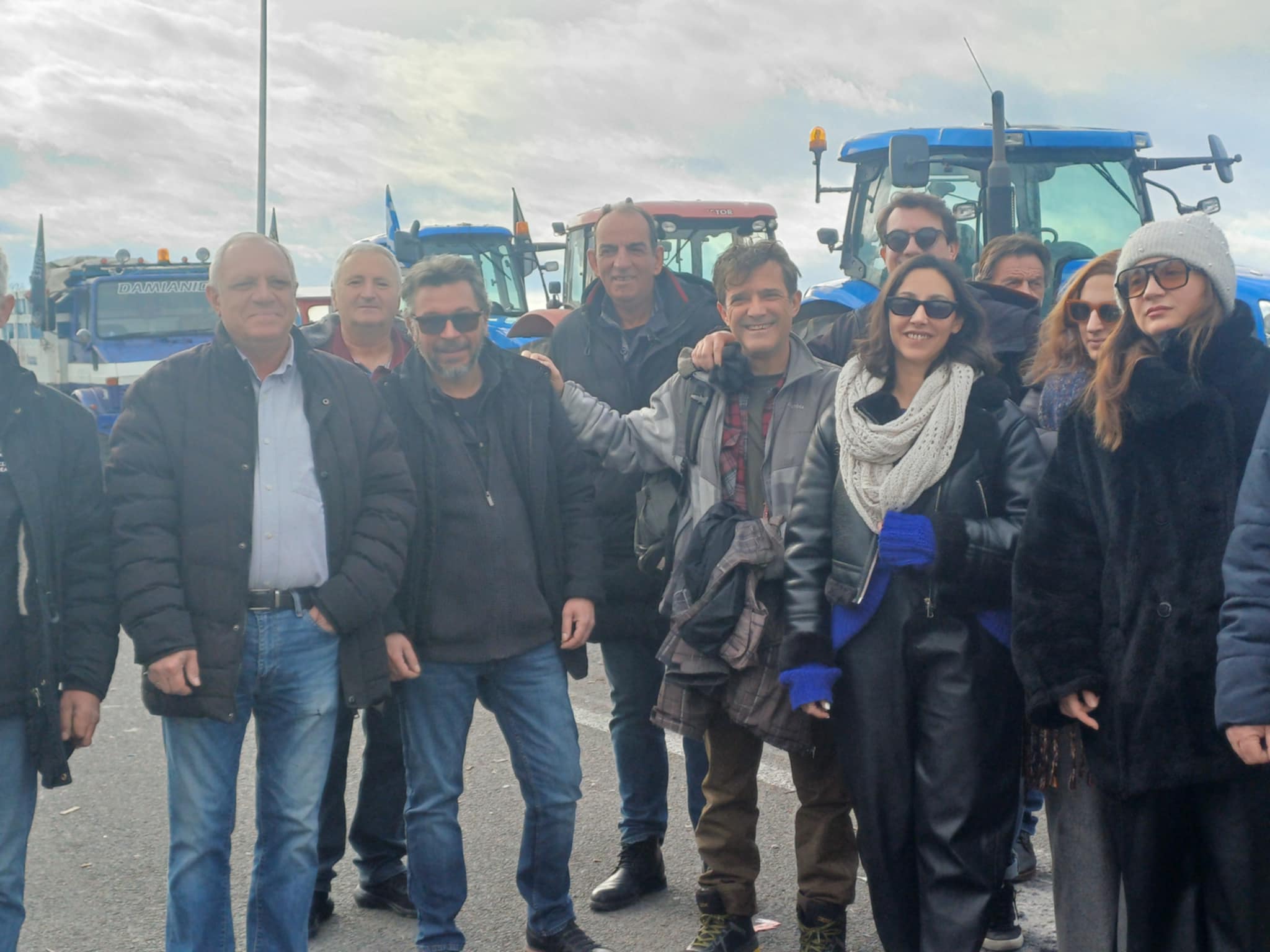 Επίσκεψη συμπαραστασης του Θεσσαλικού Θεάτρου στο μπλόκο της Νίκαιας-ανοικτοί οι δρόμοι για τα Φώτα (ΦΩΤΟ)