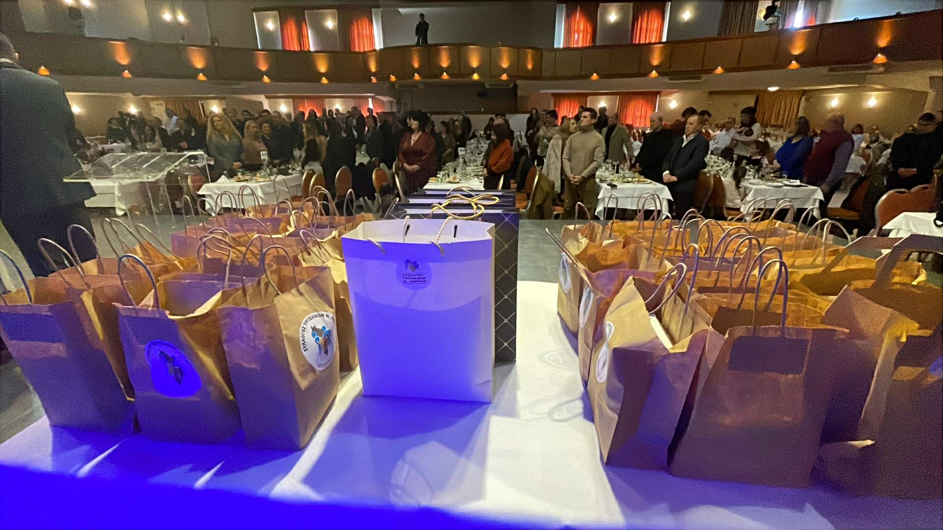 Οι τρίτεκνοι της Λάρισας έκοψαν την πρωτοχρονιάτικη πίτα τους (ΦΩΤΟ)