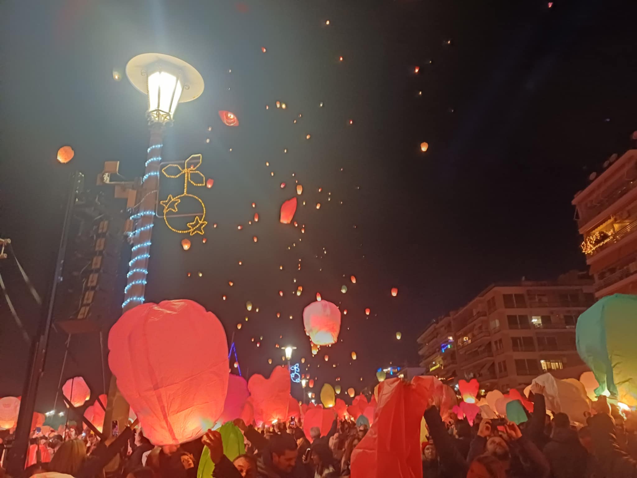 Μοναδικό υπερθέαμα στην παραλία του Βόλου στη βραδιά των φαναριών (ΦΩΤΟ)