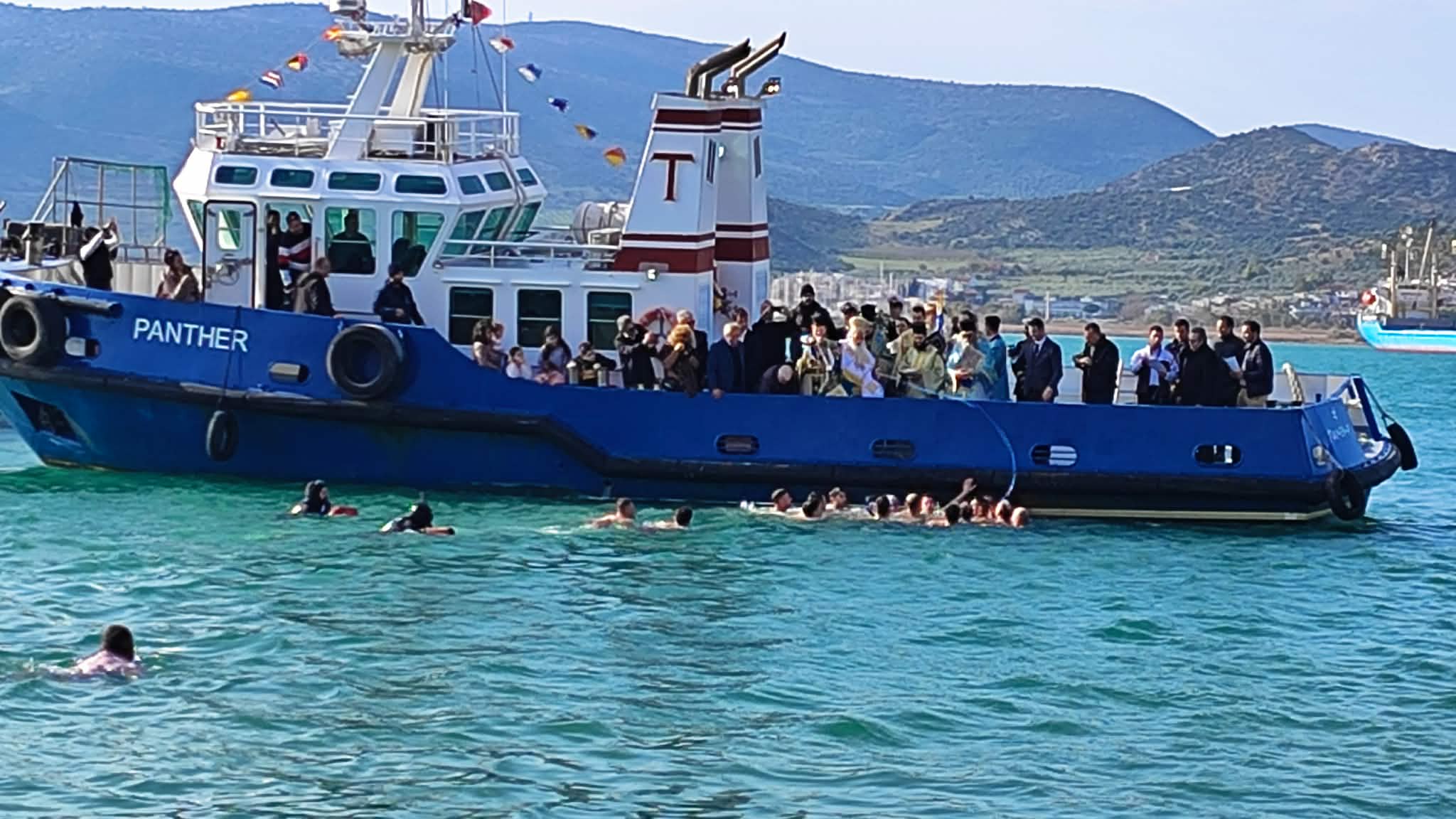 Για τρίτη χρονιά έπιασε τον σταυρό ο Γιάννης Λιάκος, λιμενοφύλακας, στην τελετή καθαγιασμού των υδάτων στον Βόλο (εικόνες)