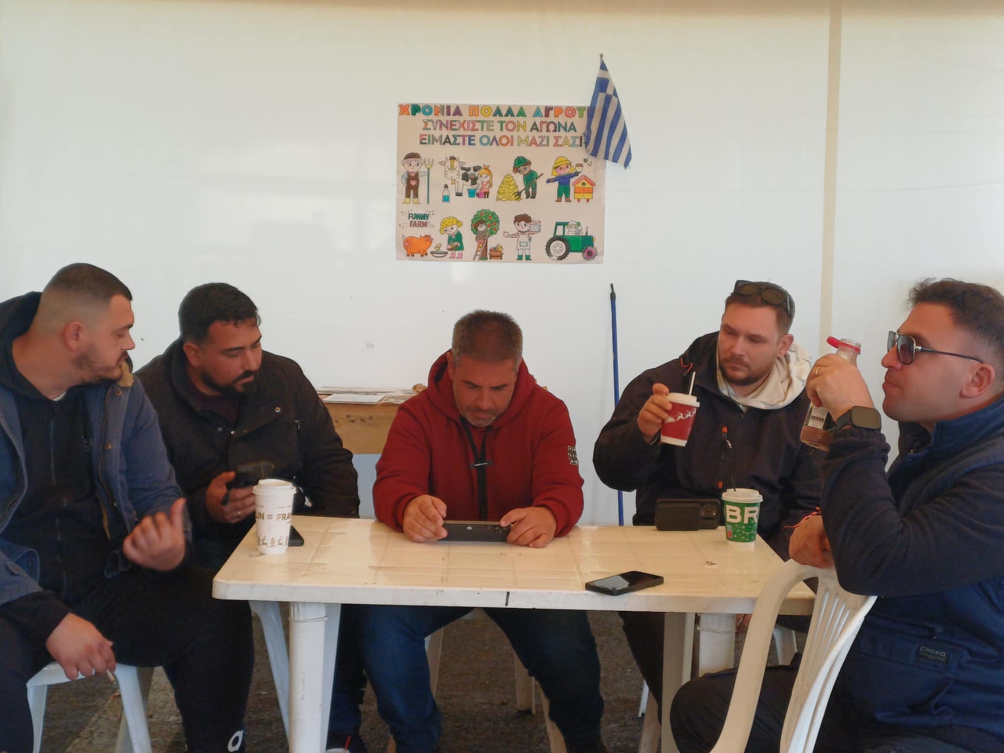 με ενδιαφε΄ρον και εμφανή απογοήτευση παρακολούθησαν τις ανακοινώσεις της κυβέρνησης στο μπλόκο Νίκαιας (ΦΩΤΟ)