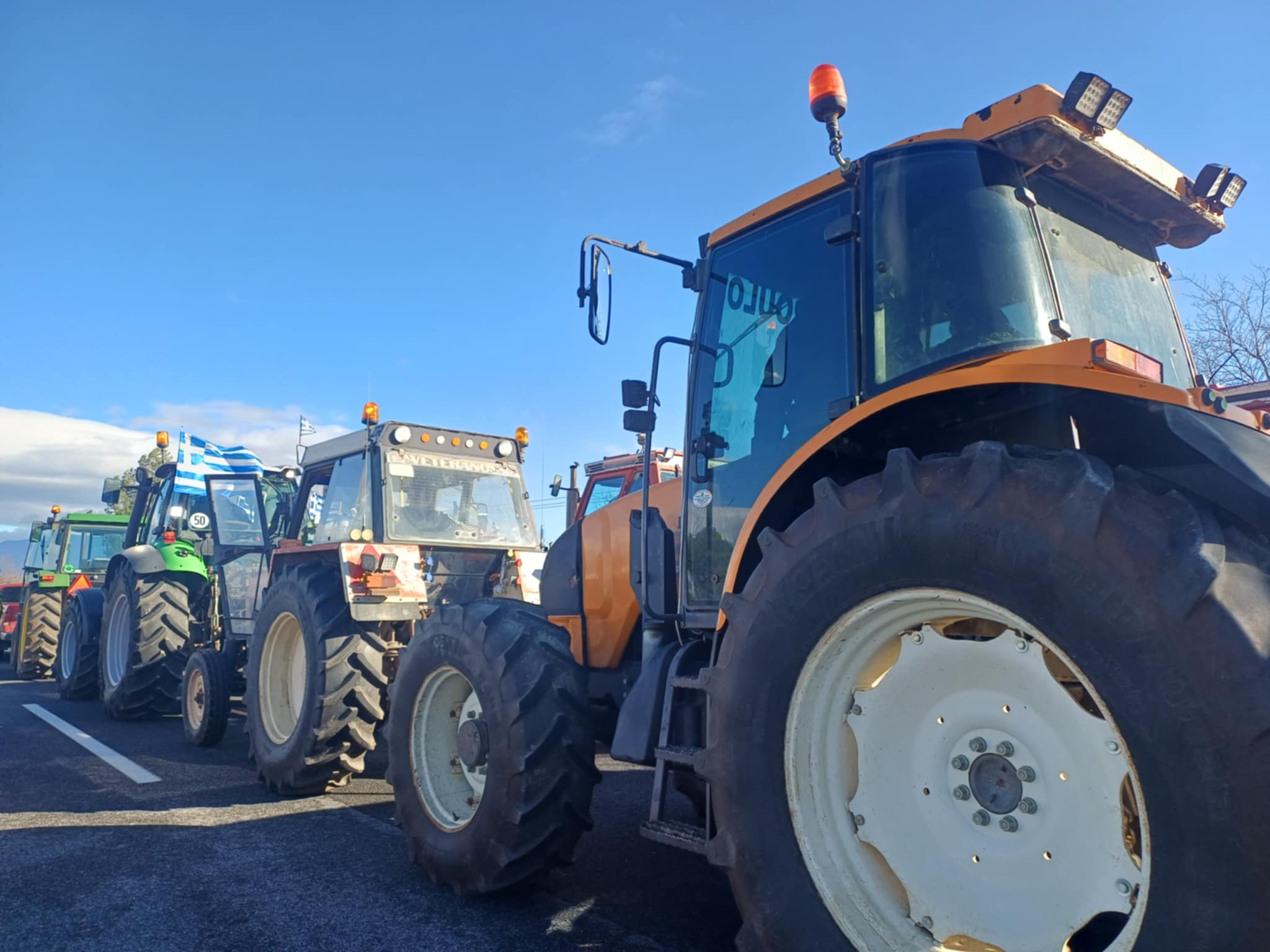 Ξεκίνησαν τα τρακτερ από το μπλόκο Νίκαιας για τον αποκελισμό των σηράγγων στα Τέμπη (ΦΩΤΟ+video)