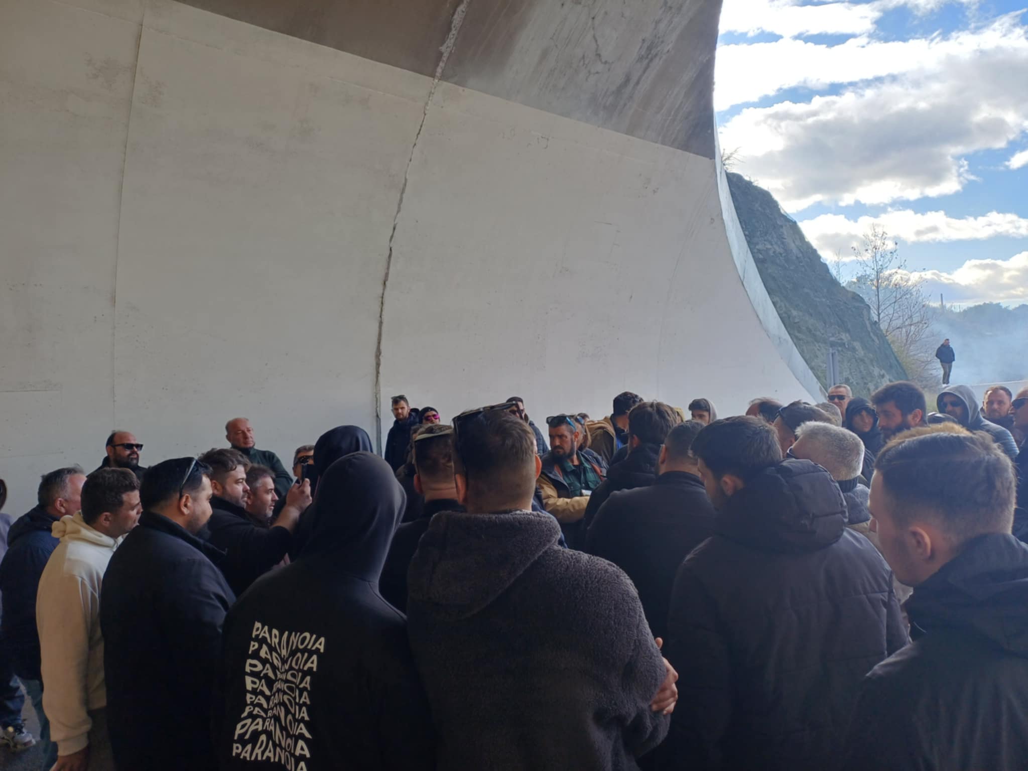 Για 48 ώρες ο αποκλεισμός στα Τέμπη -θα ανάψουν φωτιές τη νύχτα- επιμένουν για συνάντηση με τον πρωθυπουργό (ΦΩΤΟ+ video)