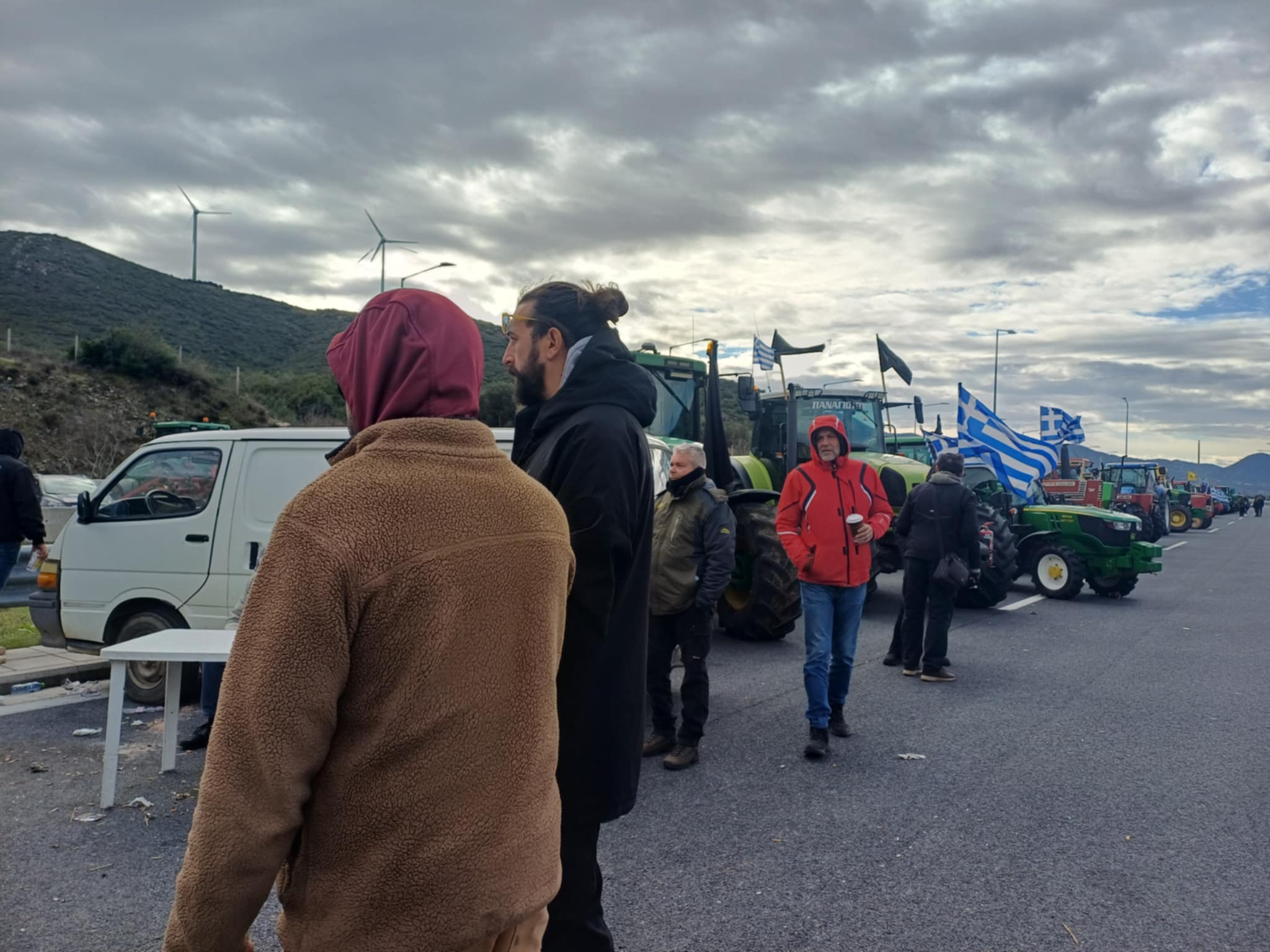 Ετοιμάζονται να αποχωρήσουν από τα Τέμπη οι αγρότες του μπλόκου της Νίκαιας-ξενύχτησαν ανάβοντας φωτιές για το κρύο
