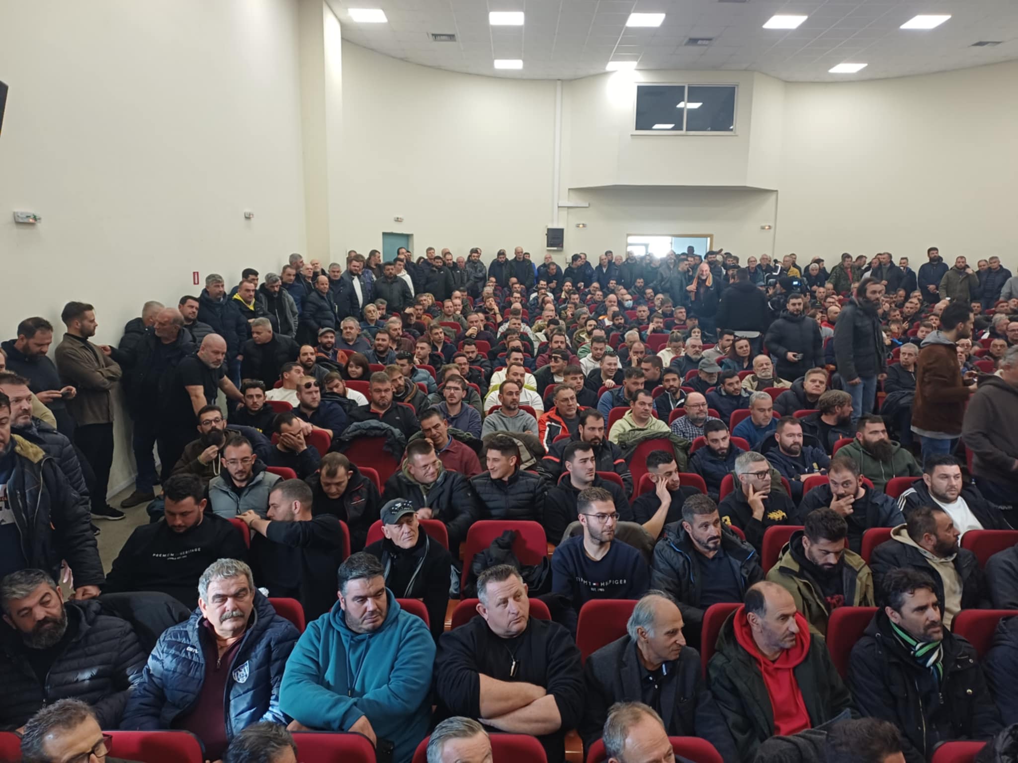 Ξεκίνησε η κρίσιμη συνα΄ντηση της πανελλαδική μπλόκων στη Νίκαια-που θα ορίσει ποιοί θα συναντηθούν με τον πρωθυπουργό(ΦΩΤΟ)