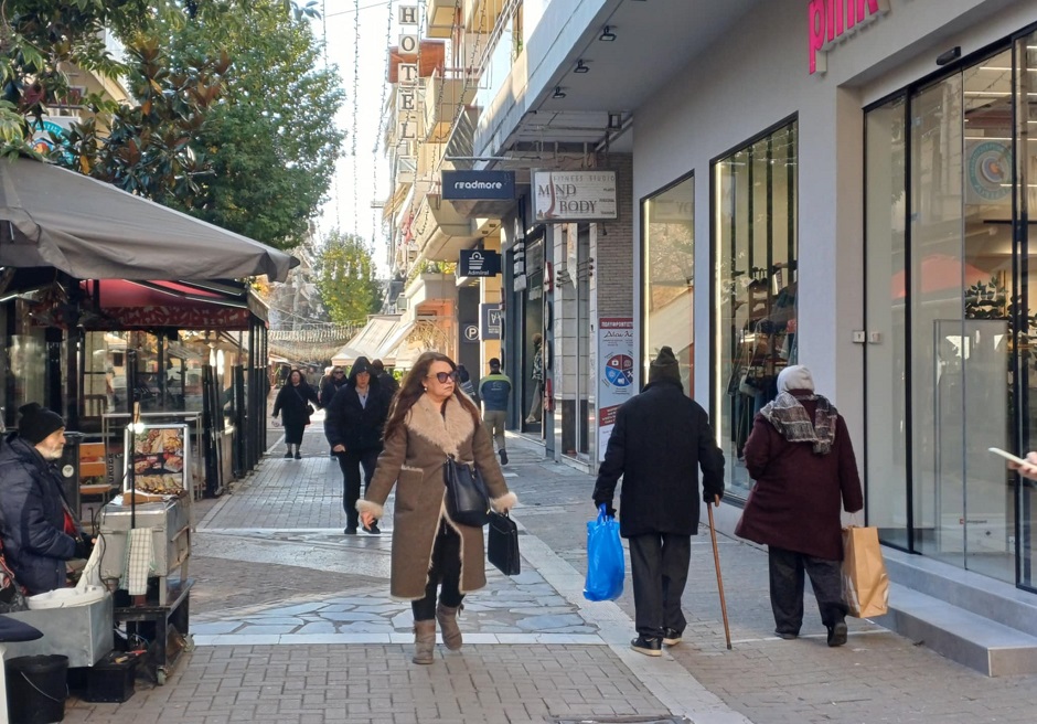 Πάγωσε... η αγορά στην πρεμιέρρα των εκπτώσεων στη Λάρισα (ΦΩΤΟ)