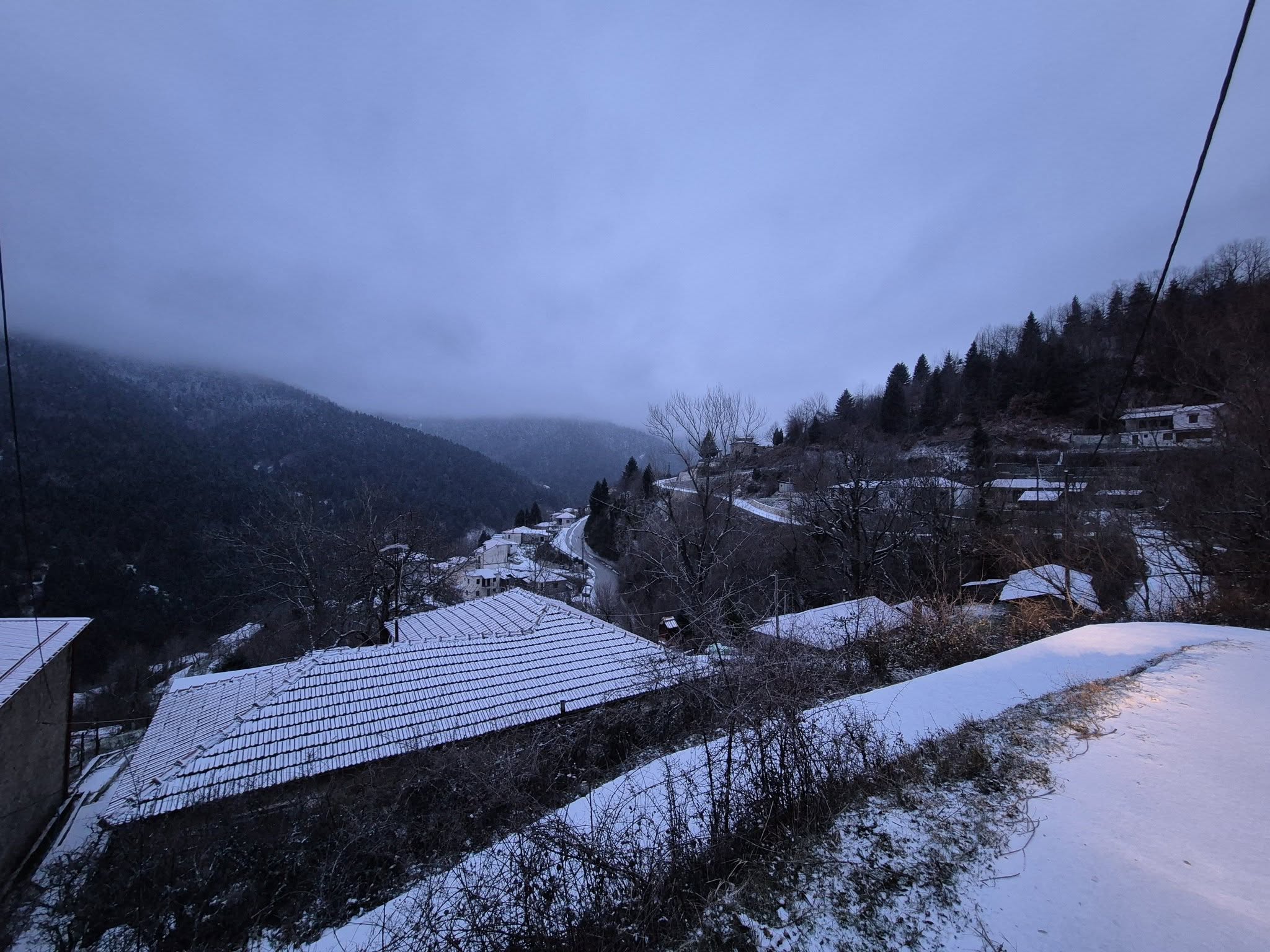 Βουτιά του υδράργυρου και ασθενείς χιονοπτώσεις στα ορεινά του Ν. Καρδίτσας (ΦΩTO)