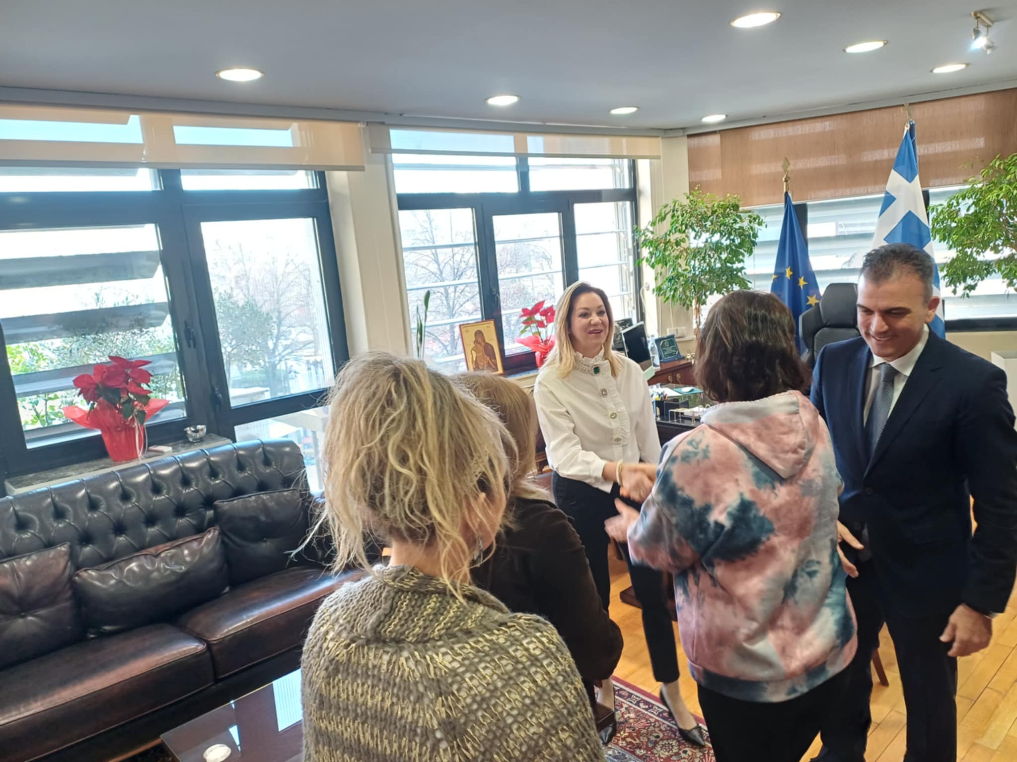 Γέμισε από κόσμο και ευχές το γραφείο του δημάρχου Θανάση Μαμάκου για την ονομαστική του εορτή (ΦΩΤΟ)