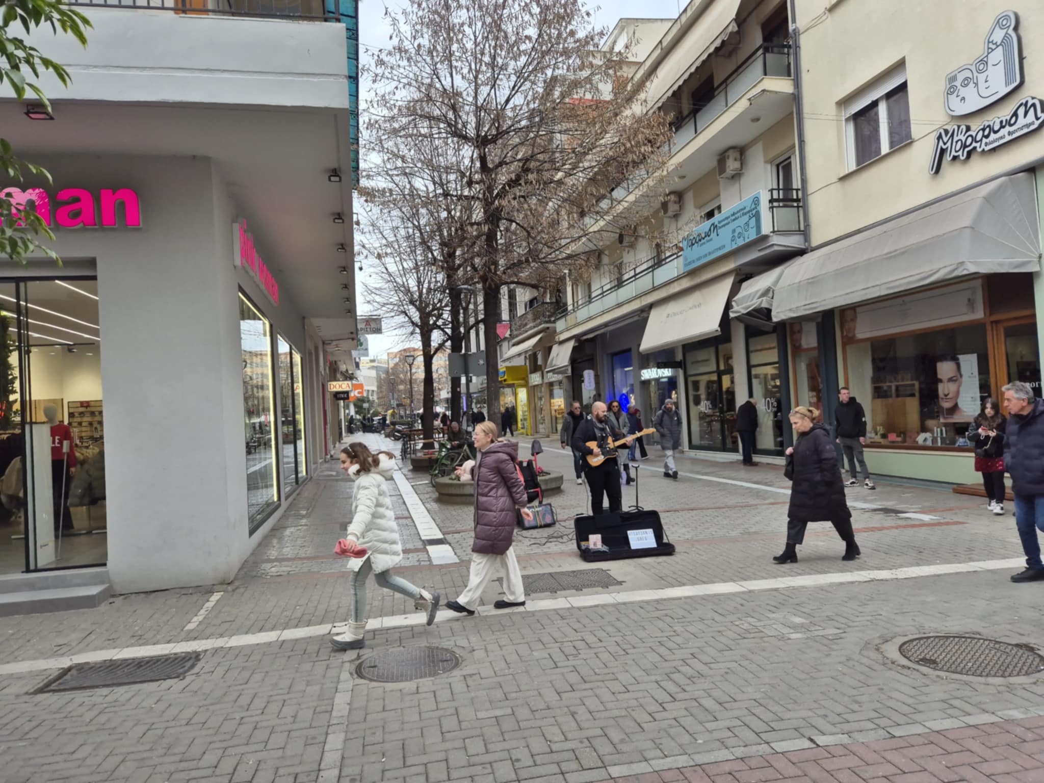Ανοιχτα΄σήμερα Κυριακή τα μαγαζιά στη Λάρισα, αλλά περιορισμένη η κίνηση λόγω κρύου (ΦΩΤΟ)