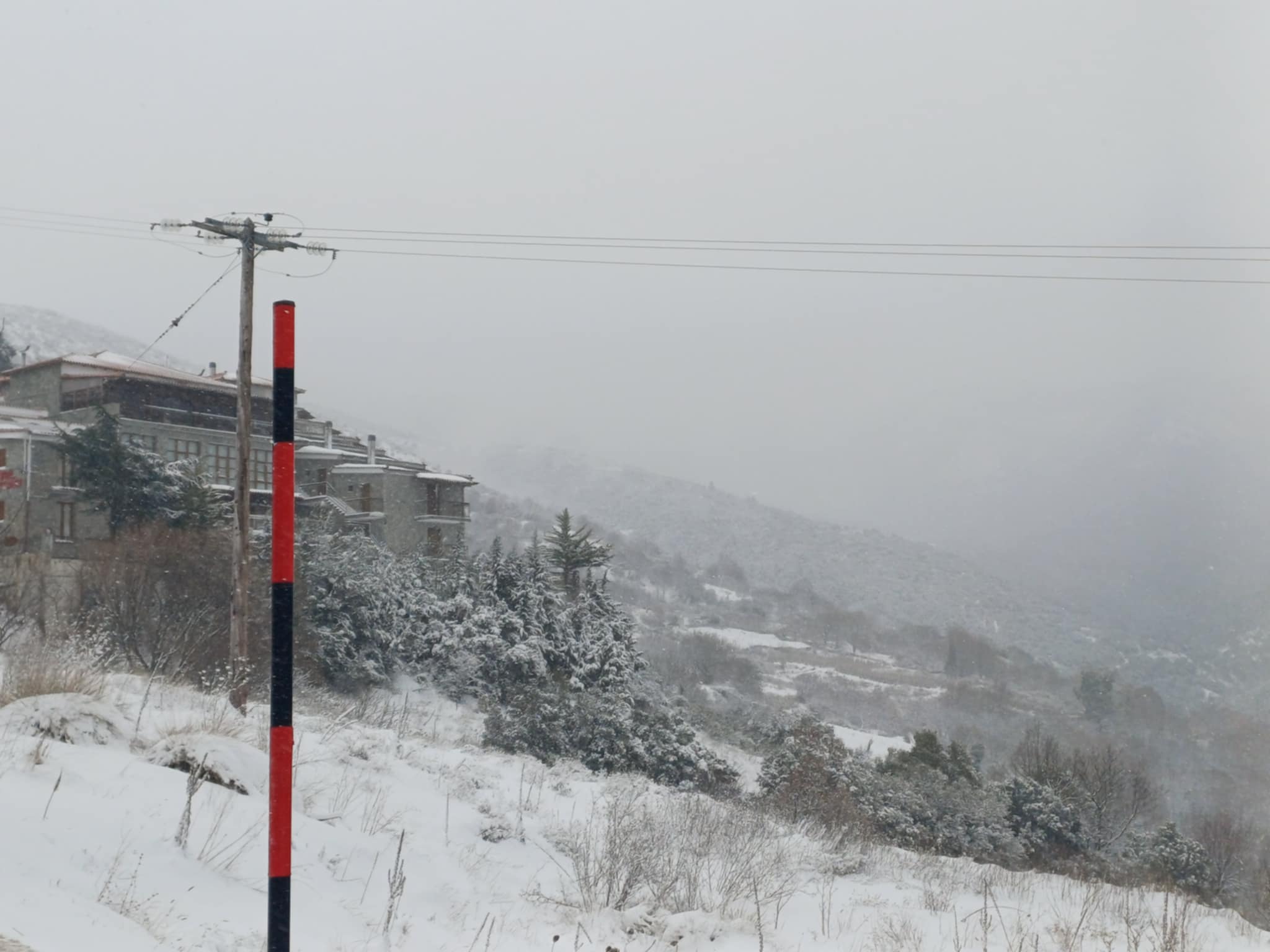 Στα λευκά τα ορεινά χωριά του Κισσάβου- η Θεσσαλία τηλεόραση στη Σπηλιά -με 40 πόντους χιόνιi(ΦΩΤΟ)