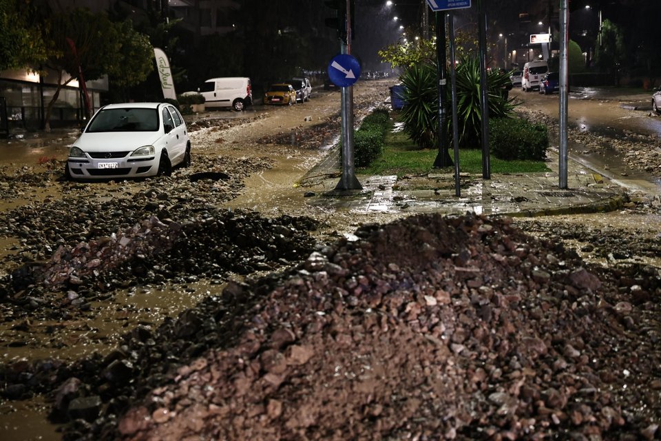 Κακοκαιρία: Νεκρή γυναίκα στην Άνω Γλυφάδα -Παρασύρθηκε από ορμητικά νερά, εγκλωβίστηκε κάτω από όχημα