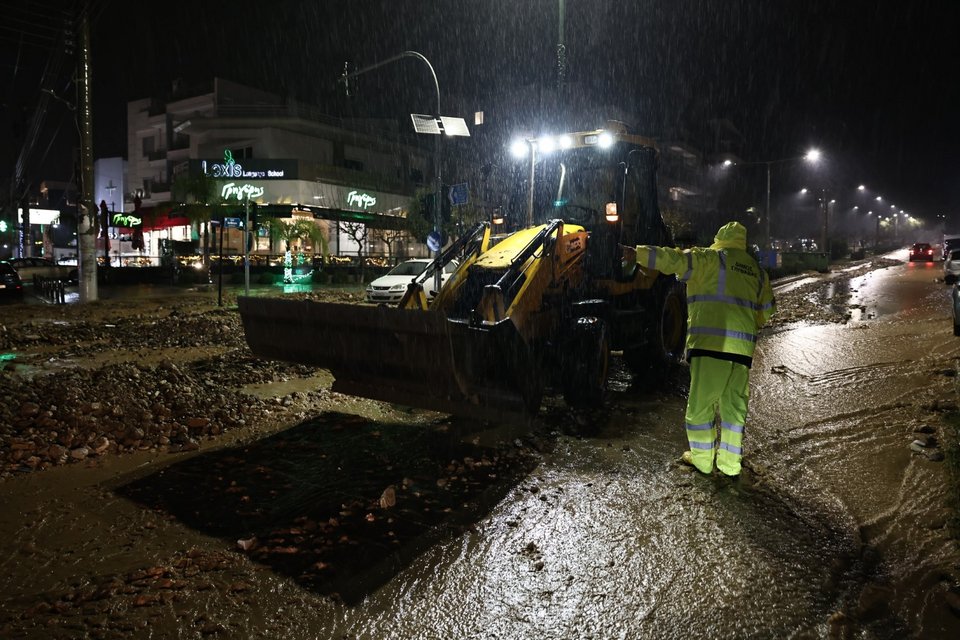 Δύο νεκροί από την κακοκαιρία που σάρωσε τη χώρα -Σοβαρά προβλήματα στην Αττική, δρόμοι χείμαρροι, απίστευτες εικόνες