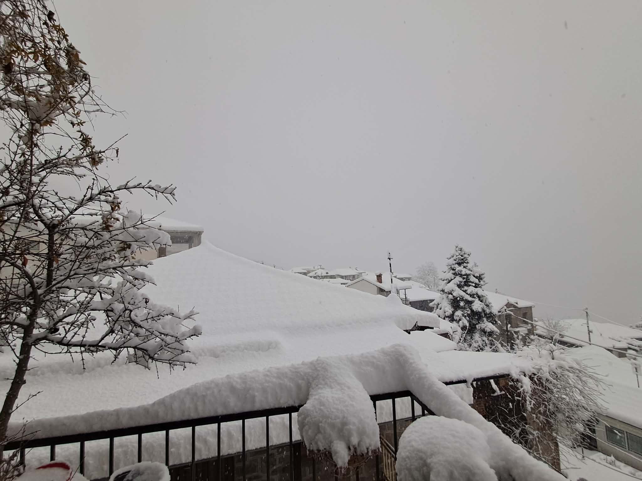 ξεπέρασε το ένα μέτρο το χιόνι στα χωριά της Λίμνης Πλαστήρα-ανοιχτοί οι δρόμοι (ΦΩΤΟ+video)