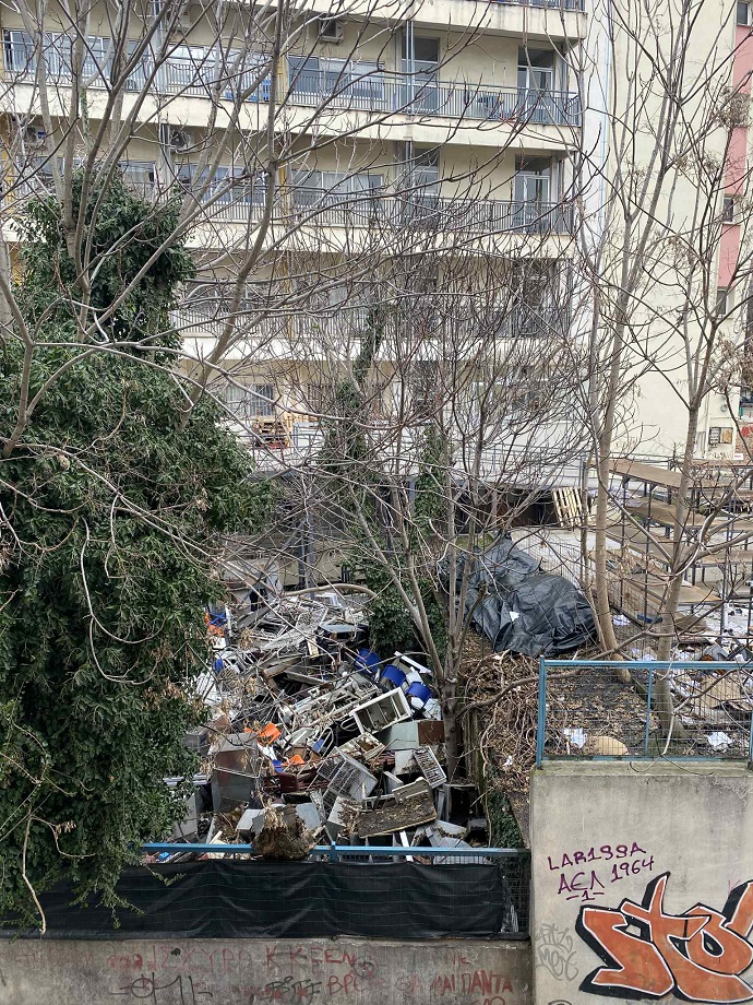 Νοσοκομείο ή χωματερή; Απαράδεκτη εικόνα με σκουπίδια και μπάζα έξω από το Γενικό Λάρισας (ΦΩΤΟ)