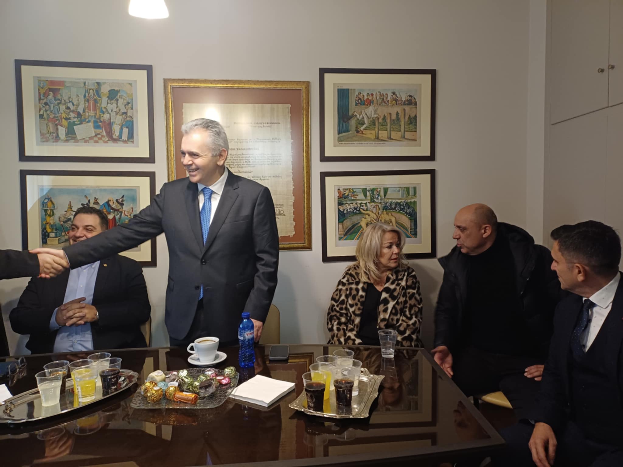 Ευχές στο γραφείο του Μάξιμου Χαρακόπουλου για την ονομαστική του εορτή (ΦΩΤΟ)