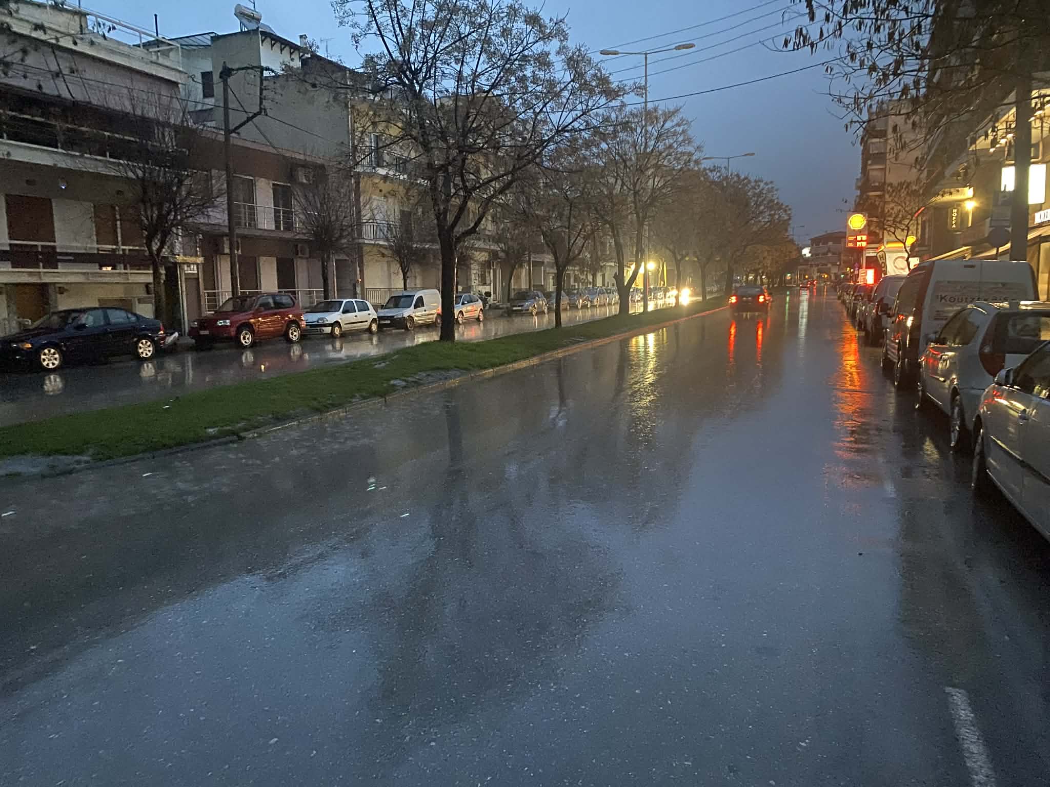 Μήνυμα από το 112 το βράδυ του Σαββάτου στη Λάρισα- έντονη βροχόπτωση από τα ξημερώματα (ΦΩΤΟ)