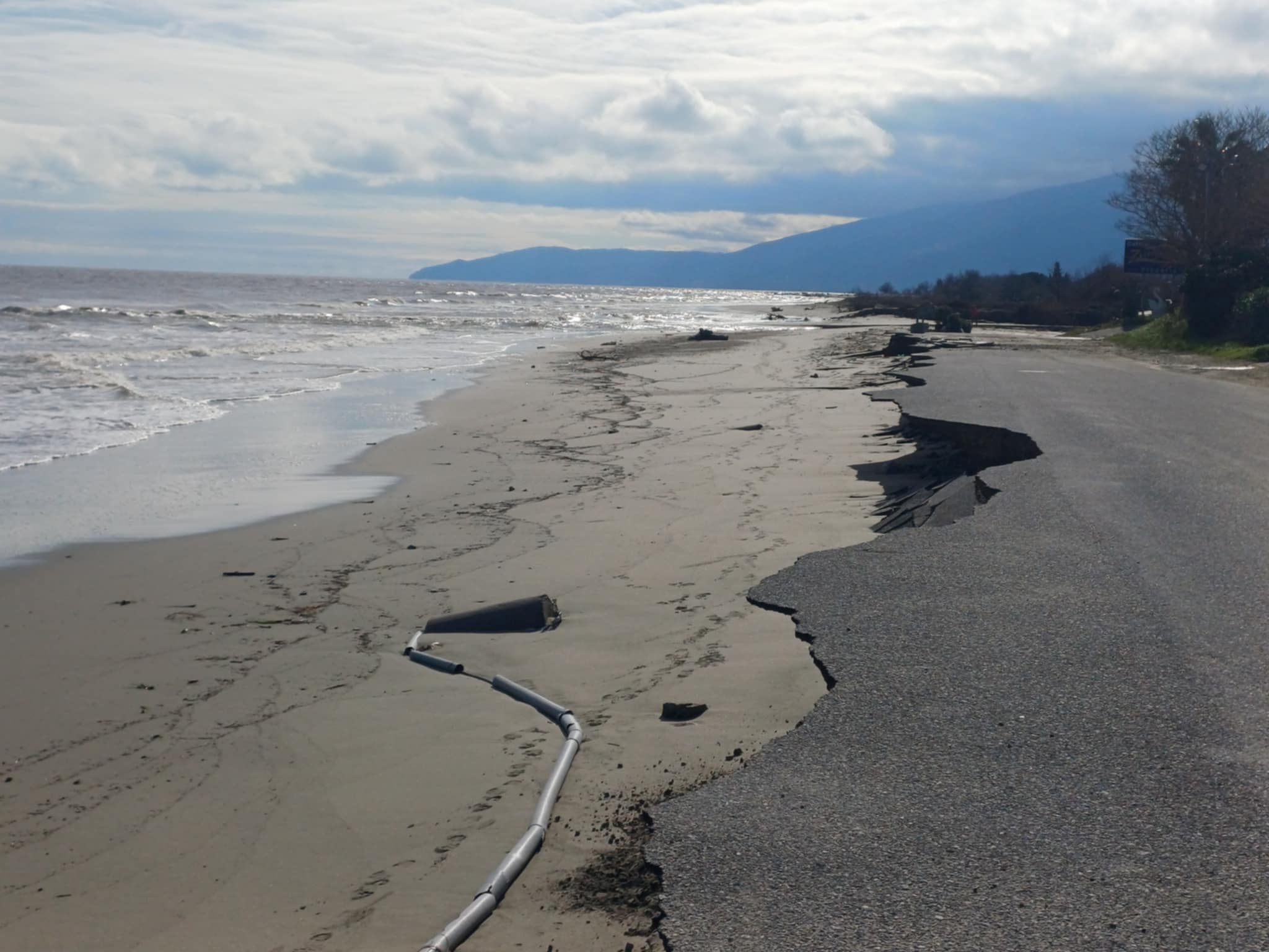 Θ΄-αλασσα και στεριά έγινα ένα στα παράλια του Δήμου Τεμπών από τη χθεσινή καταιγίδα (ΦΩΤΟ+video)