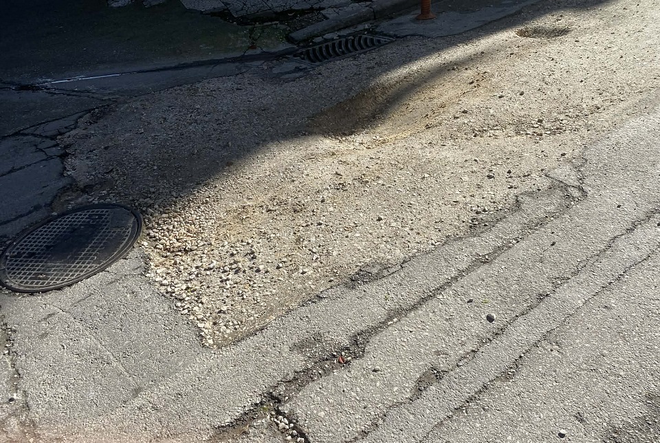 Επικίνδυνες λακούβες στο κέντρο της Λάρισας χάσκουν εδώ και εβδομάδες (ΦΩΤΟ)