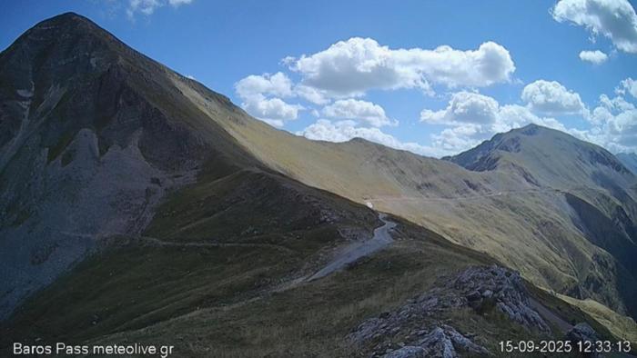 Ταξίδι πάνω από τα σύννεφα -Αυτός είναι ο μοναδικός δρόμος στην Ελλάδα που ξεπερνά τα 1.900 μέτρα υψόμετρο [βίντεο]
