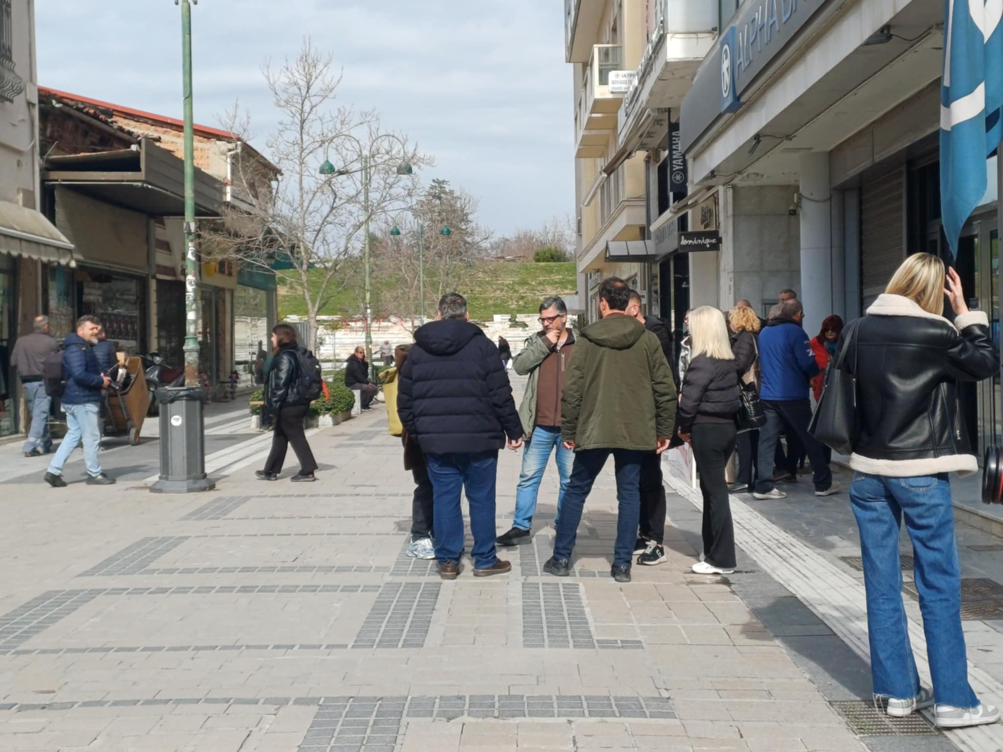 Διαμαρτυρία Εργατικού Κέντρου κατά του πλειστηριασμού κατοικίας εμπόρου στη Λάρισα (ΦΩΤΟ+video)