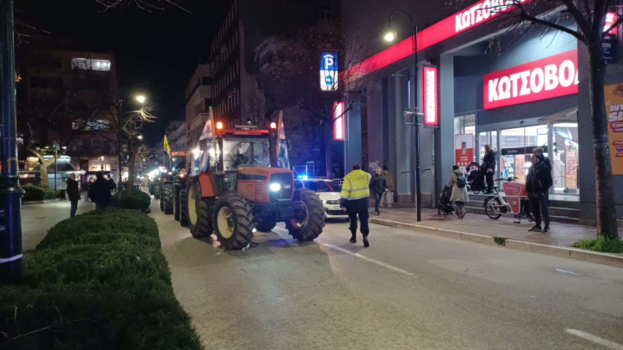 Ξεσήκωσαν το κέντρο της Λάρισας τα τρακτερ των αγροτών- προέρτια για το συλλαλητήριο της Παρτασκευής στην Αθήνα (ΦΩΤΟ+video)