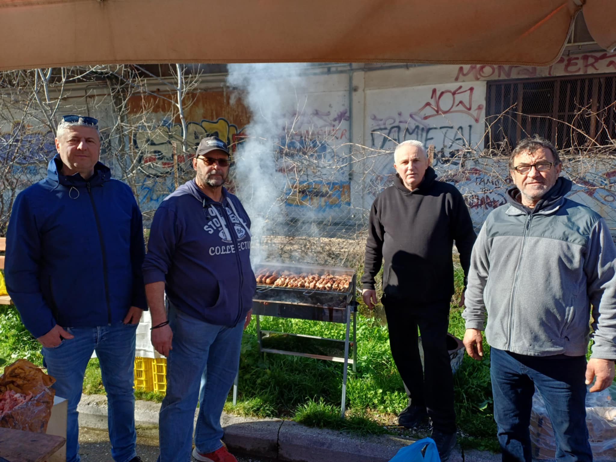 Παίρνεις πορτοκάλια,μπρόκολα  κι ένα σουβλάκι δωρο στη Λαϊκή της Θεοφράστου!- το τσικνίζουν οι παραγωγοί (ΦΩΤΟ)