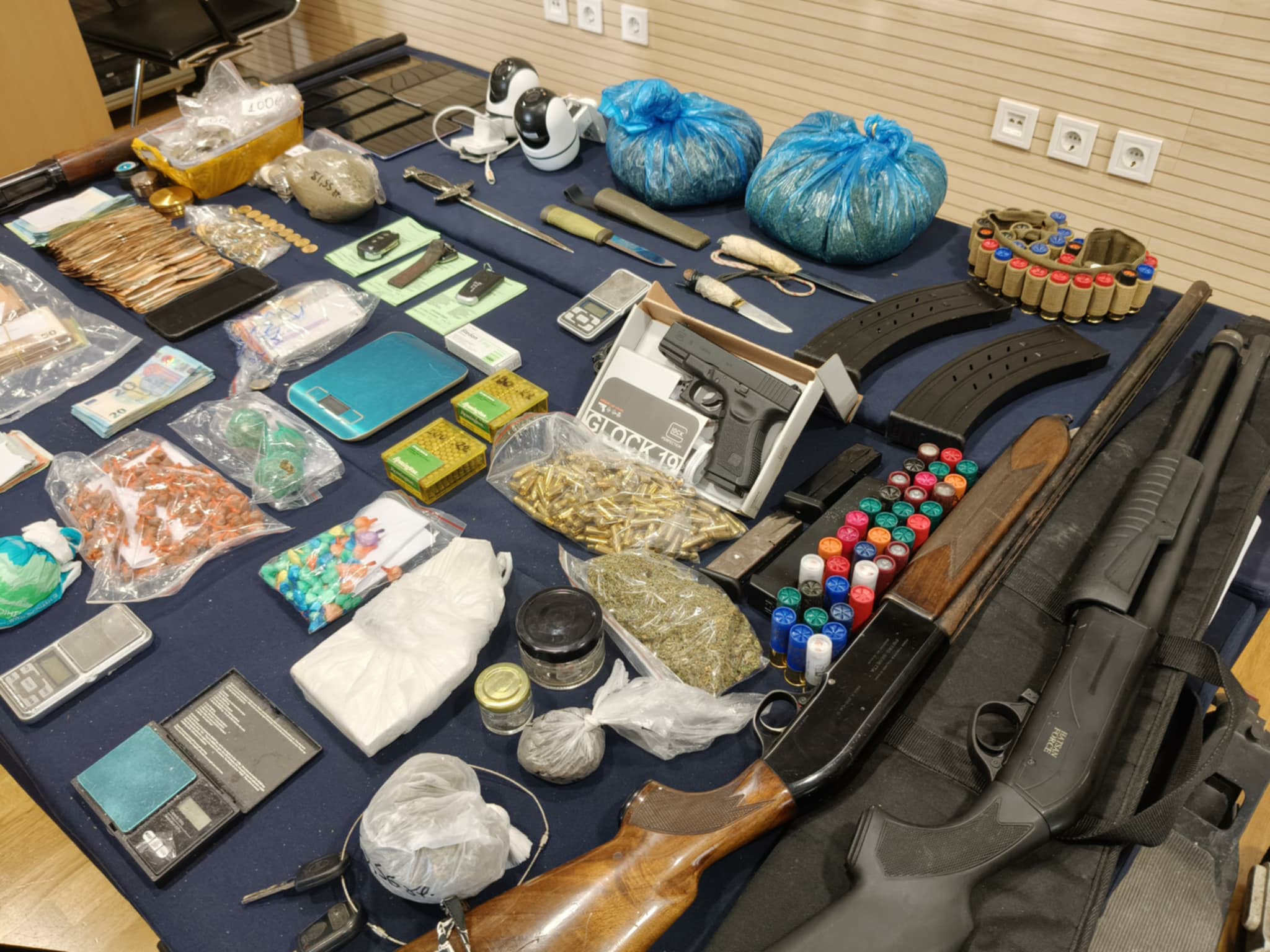 Πλήγμα στο κύκλωμα ναρκωτικών του Βόλου: Κατασχέθηκαν χασίς, κοκαΐνη, ηρωίνη, αλλά και όπλα