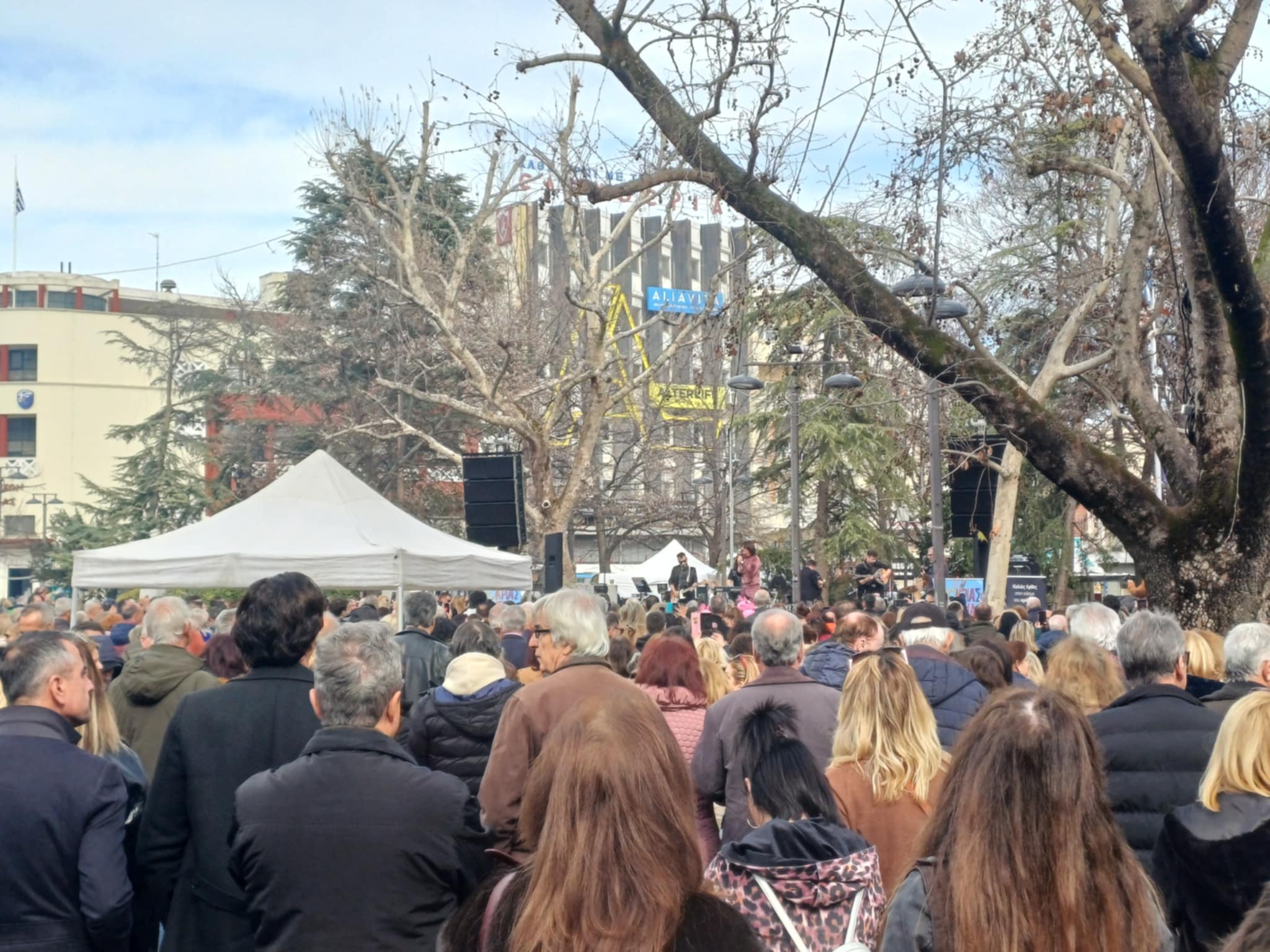 Άναψε το κέφι στην κεντρική πλατεία  με Τόνι Σφίνο, Αντωνέλα, σουβλάκι και κρασί (ΦΩΤΟ+video)