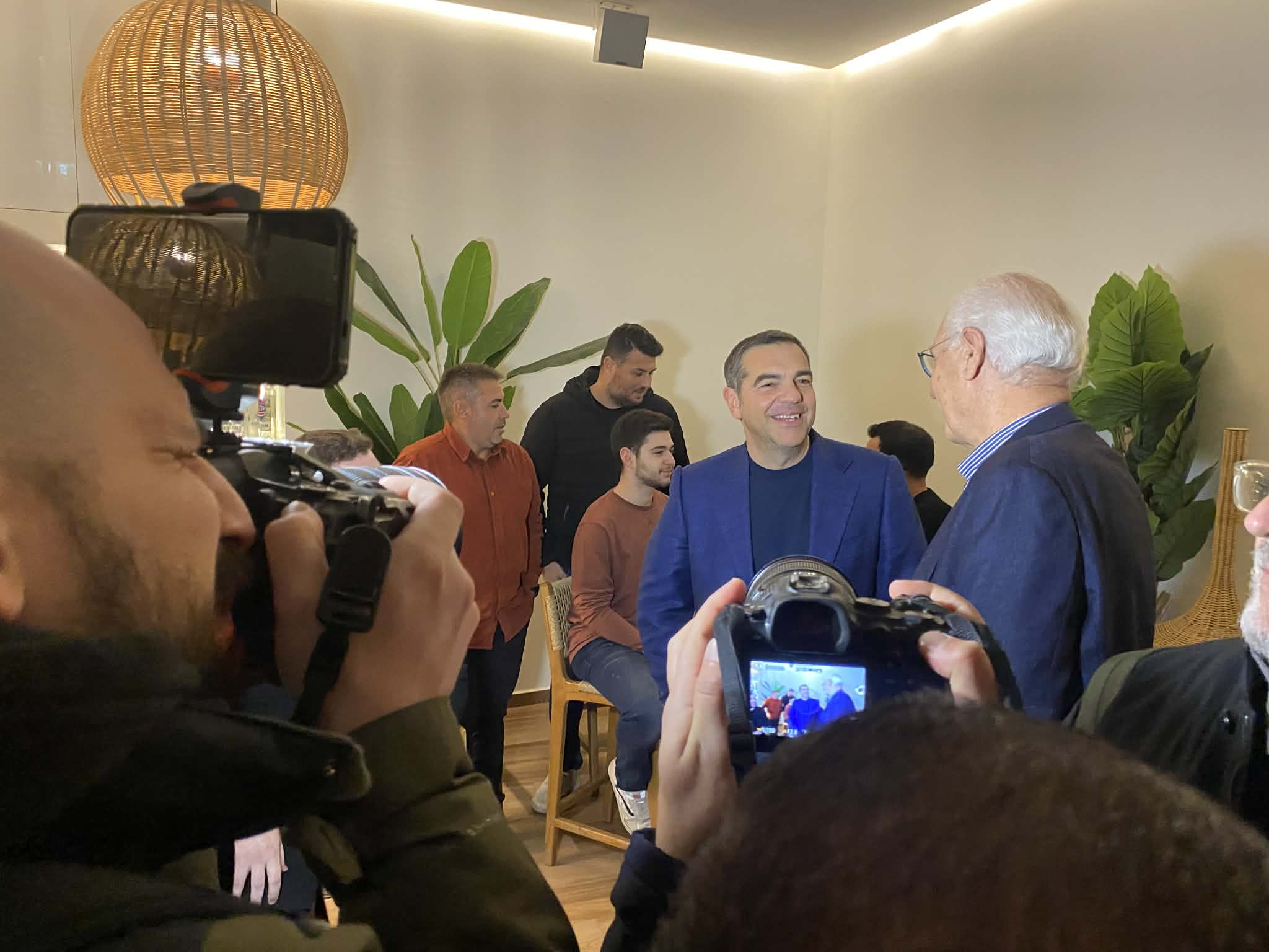 Στη Λάρισα από σήμερα το απόγευμα με βόλτα στις καφετέριες ο Αλέξης Τσίπρας