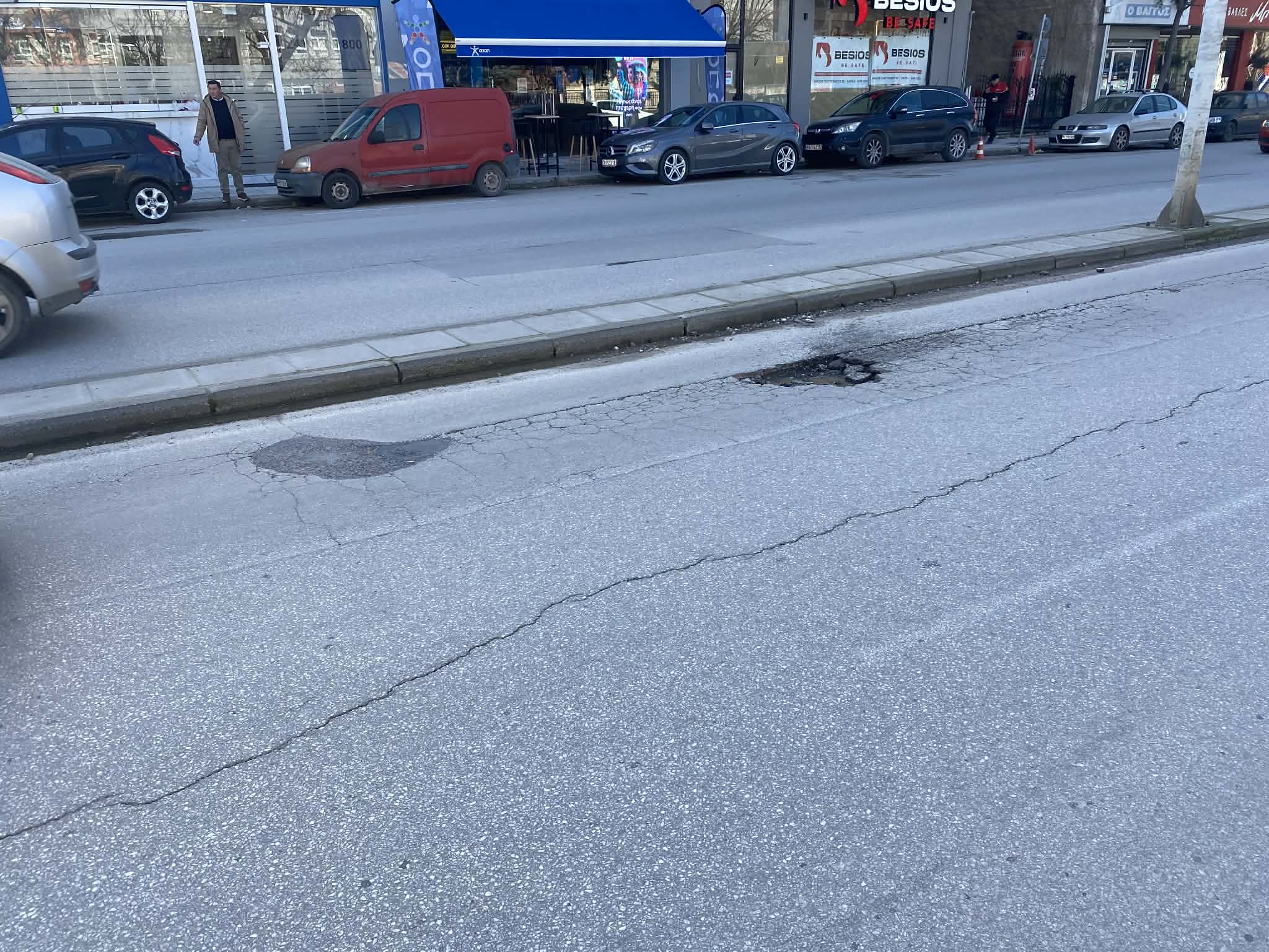 Επικίνδυνες λακούβες άνοιξαν από τις βροχές στην Ηρώων Πολυτεχνείου απέννατι από το 5ο Λύκειο (ΦΩΤΟ)