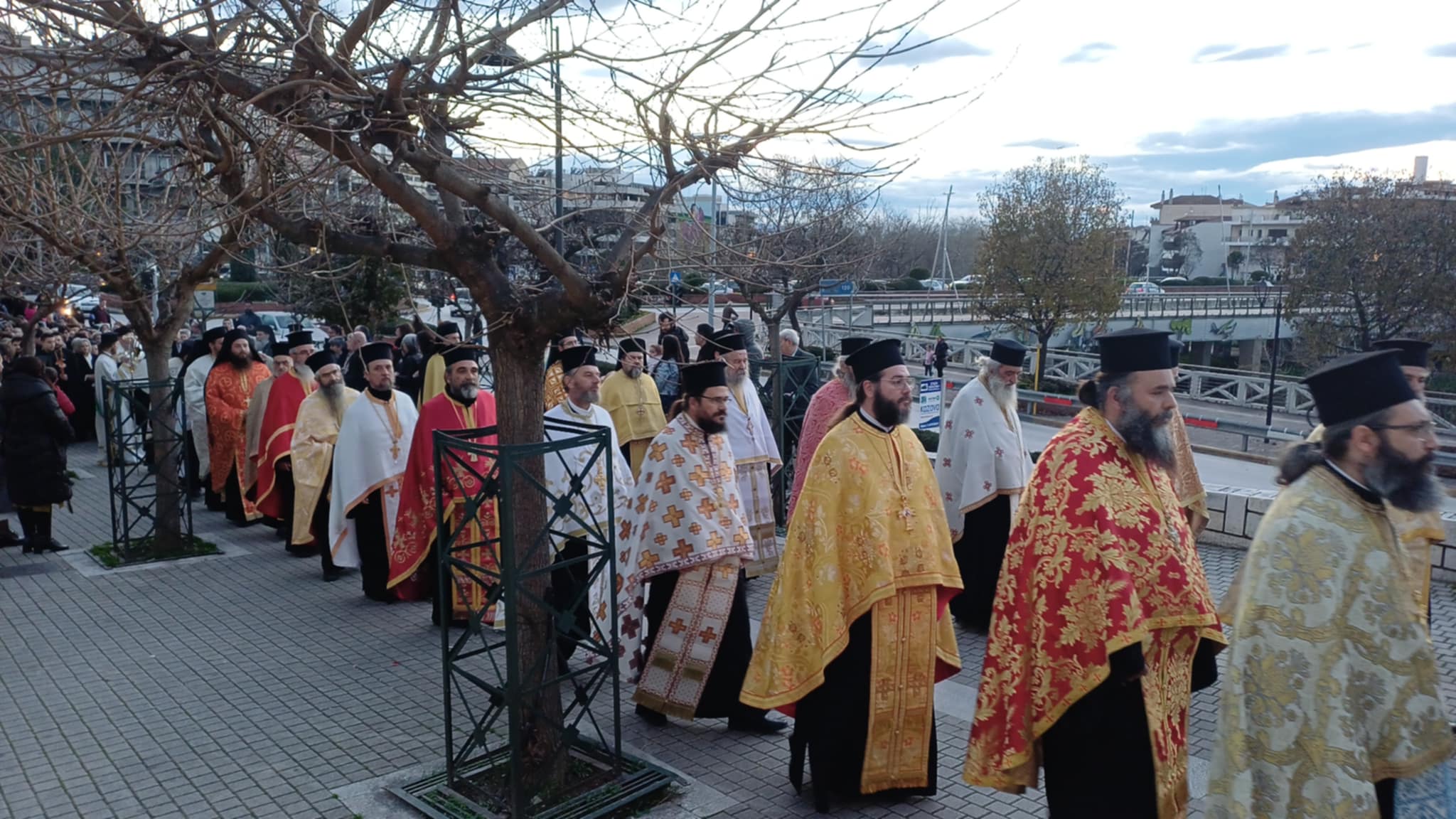 Πλήθος πιστών στην υποδοχή της Τίμιας Χείρας του Βασιλείου στον Άγιο Αχίλλιο (ΦΩΤΟ+video)
