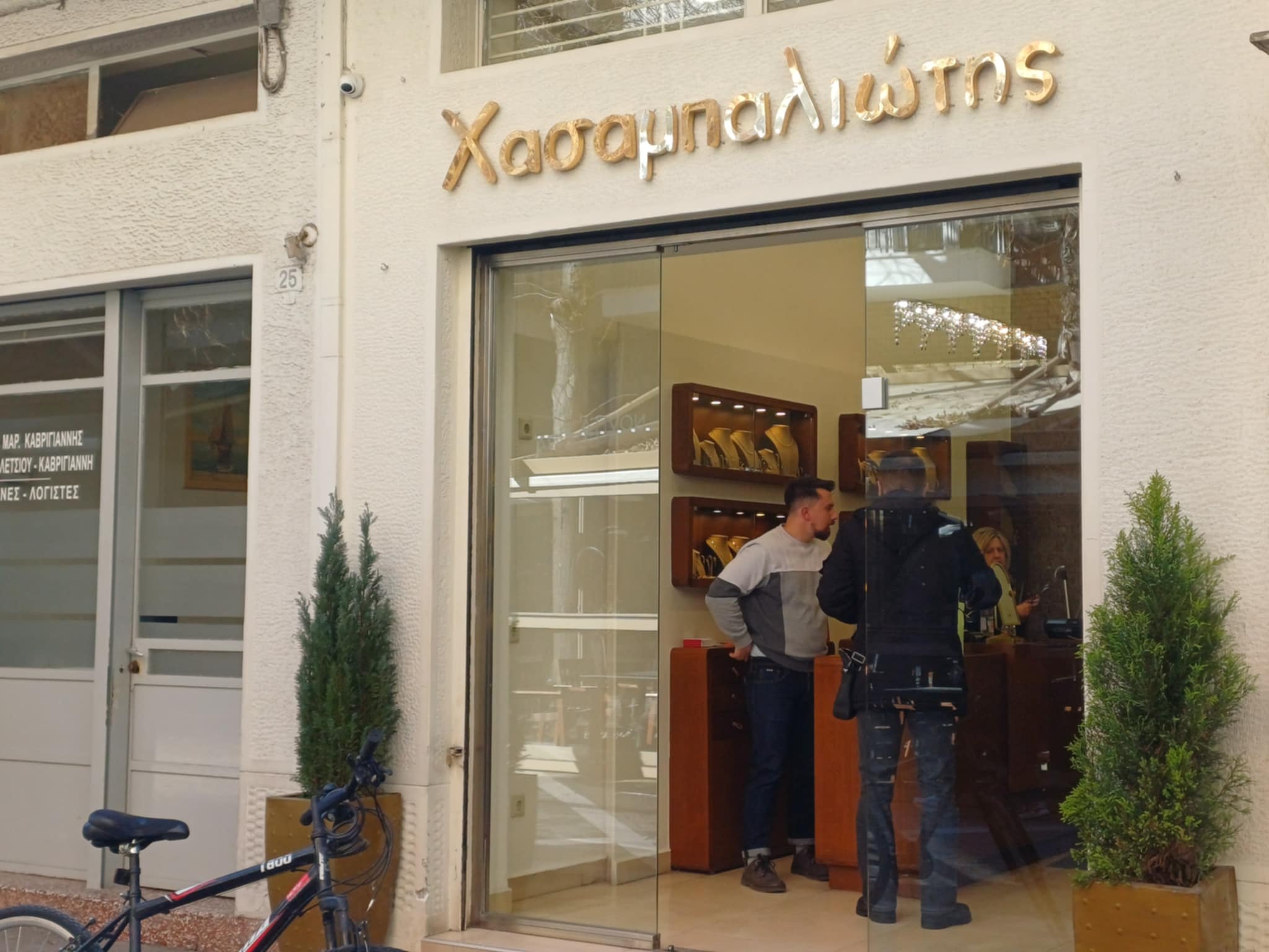 Διέρρηξαν κοσμηματοπωλείο στο κέντρο της Λάρισας- σήκωσαν τα ρολά με αυτοκίνητο και έσπασαν τη τζαμαρία (ΦΒΤΟ)