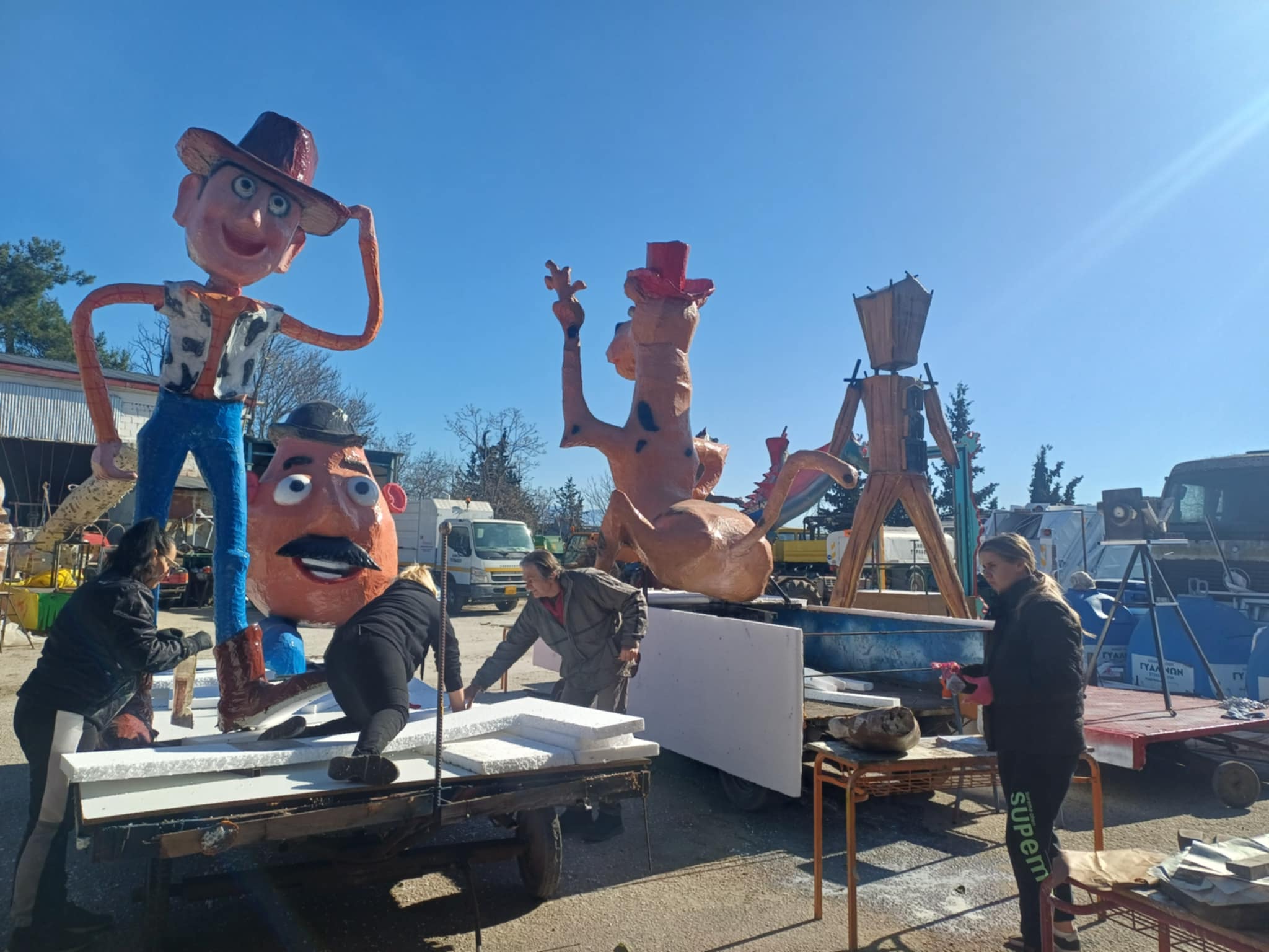 Πυρετώδεις προετοιμασίες για το Τυρναβίτικο Καρναβάλι 2026 (ΦΩΤΟ)