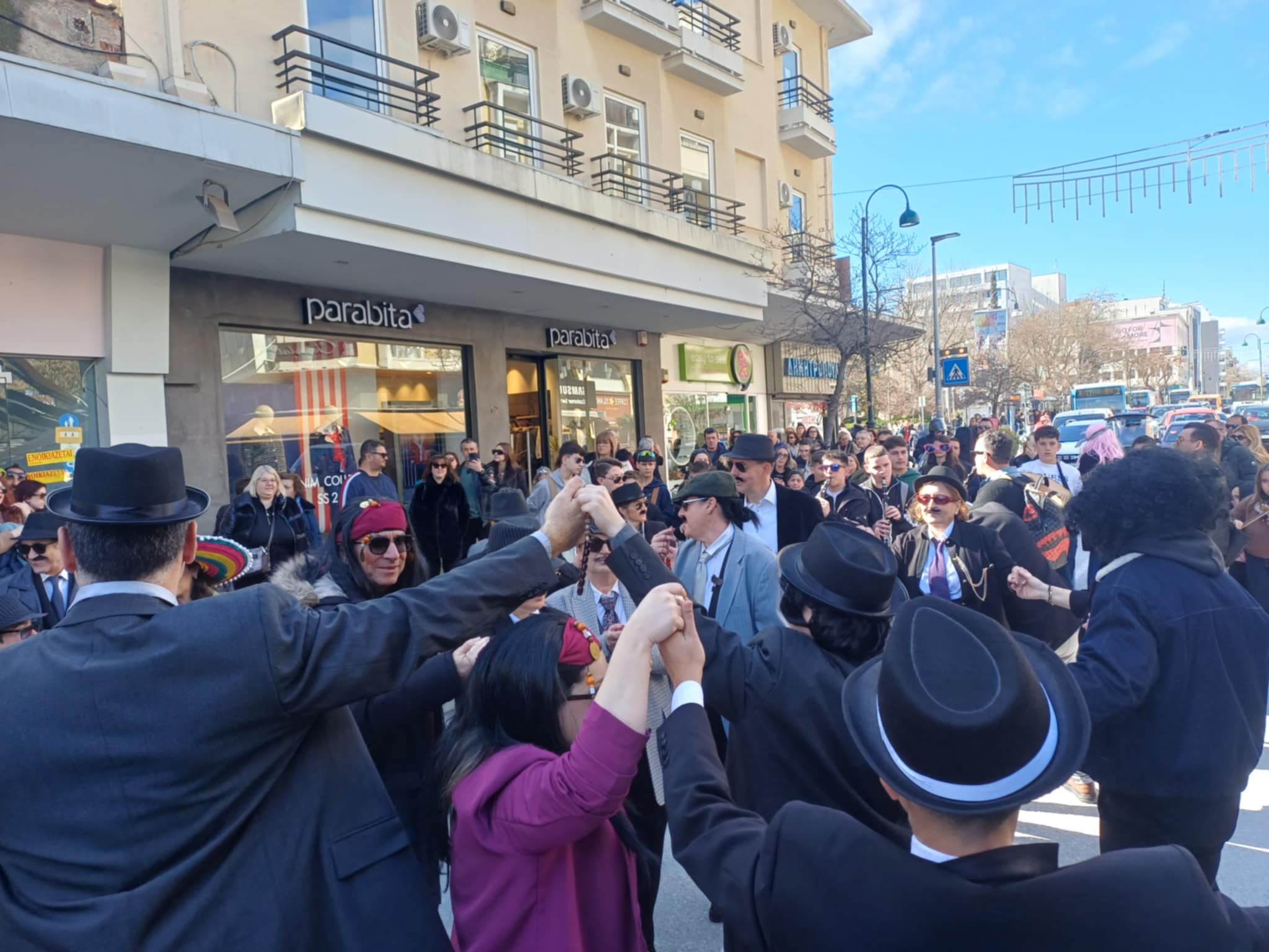 Ξεφαντώνει η Λάρισα στο κέντρο με τα μπουλούκια που ξεκίνησαν από το αρχαίο Θέατρο (ΦΩΤΟ+video)