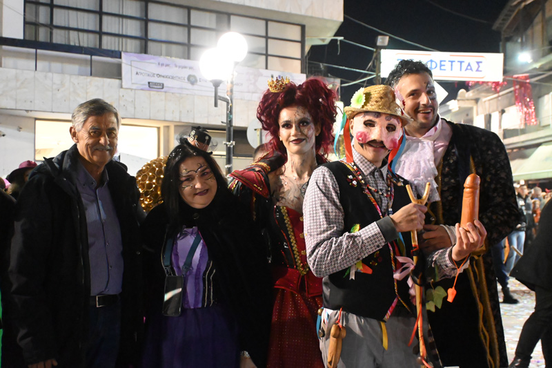 Φαντασμαγορική και ευρηματική με καυστικό χιούμορ η μεγαλη καρναβαλική παρέλαση στον Τύρβναβο (ΦΩΤΟ)