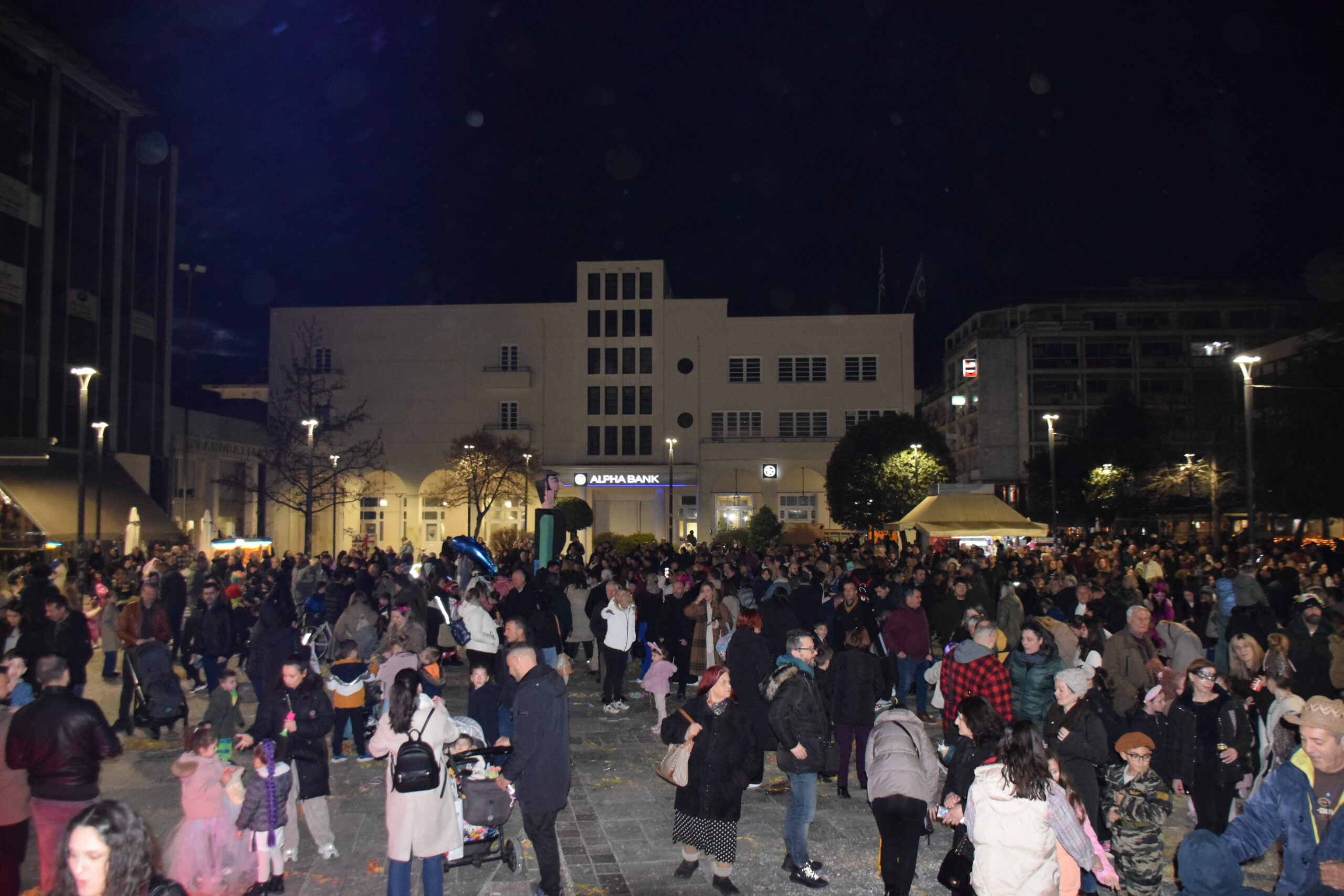 Με την καύση του Καρνάβαλου κορυφώθηκαν οι αποκριάτικες εκδηλώσεις του Δήμου Καρδίτσας